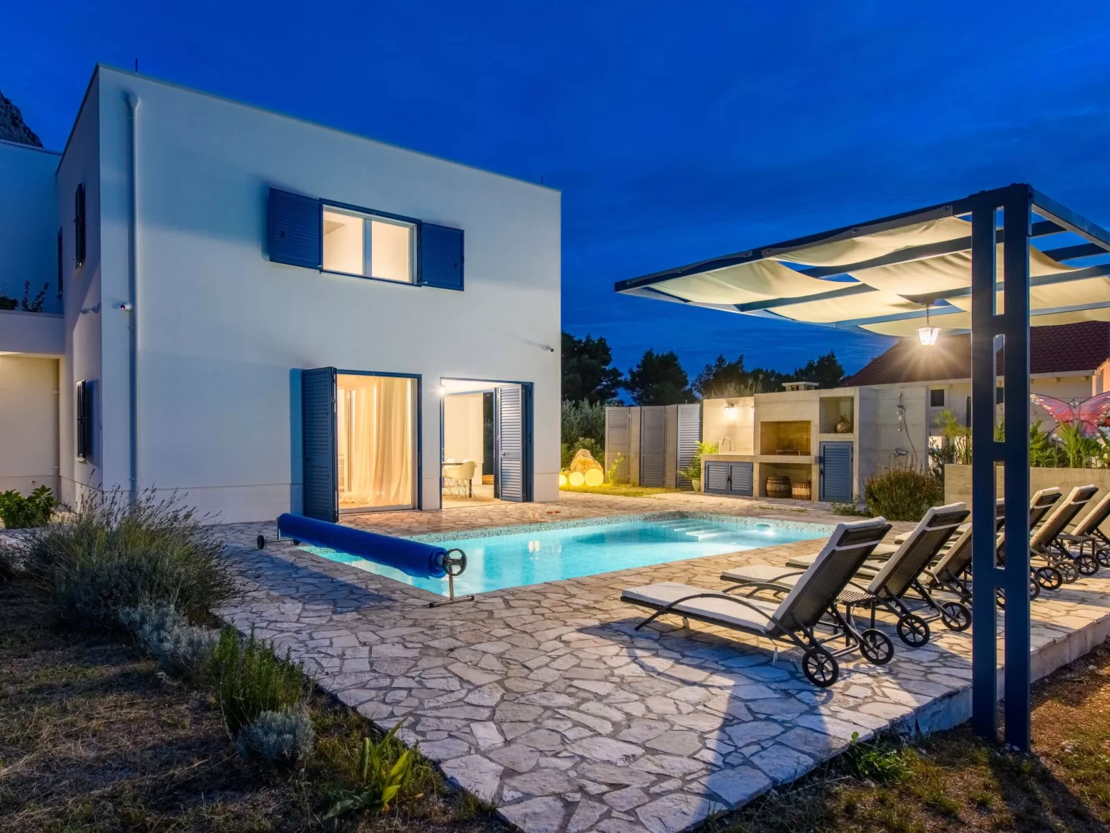 Modernes Ferienhaus in Zaostrog mit Beheiztem Pool-Buiten