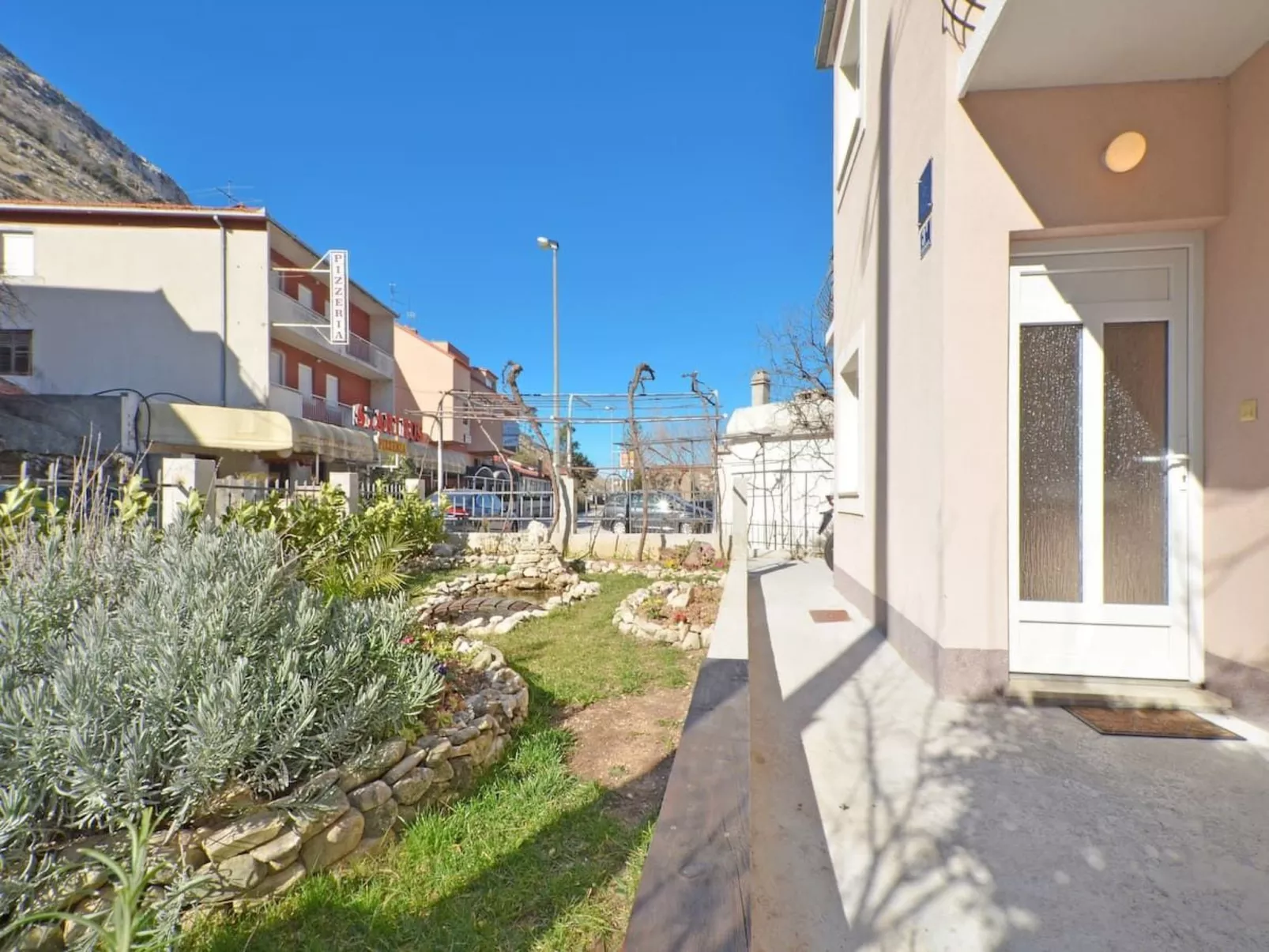 Žrnovnica, Entspannung am Flussufer-Image-tags.info