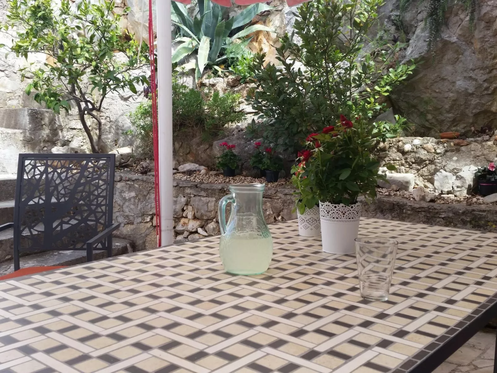 Charmantes Steinhaus mit Pool und Panoramablick-Buiten