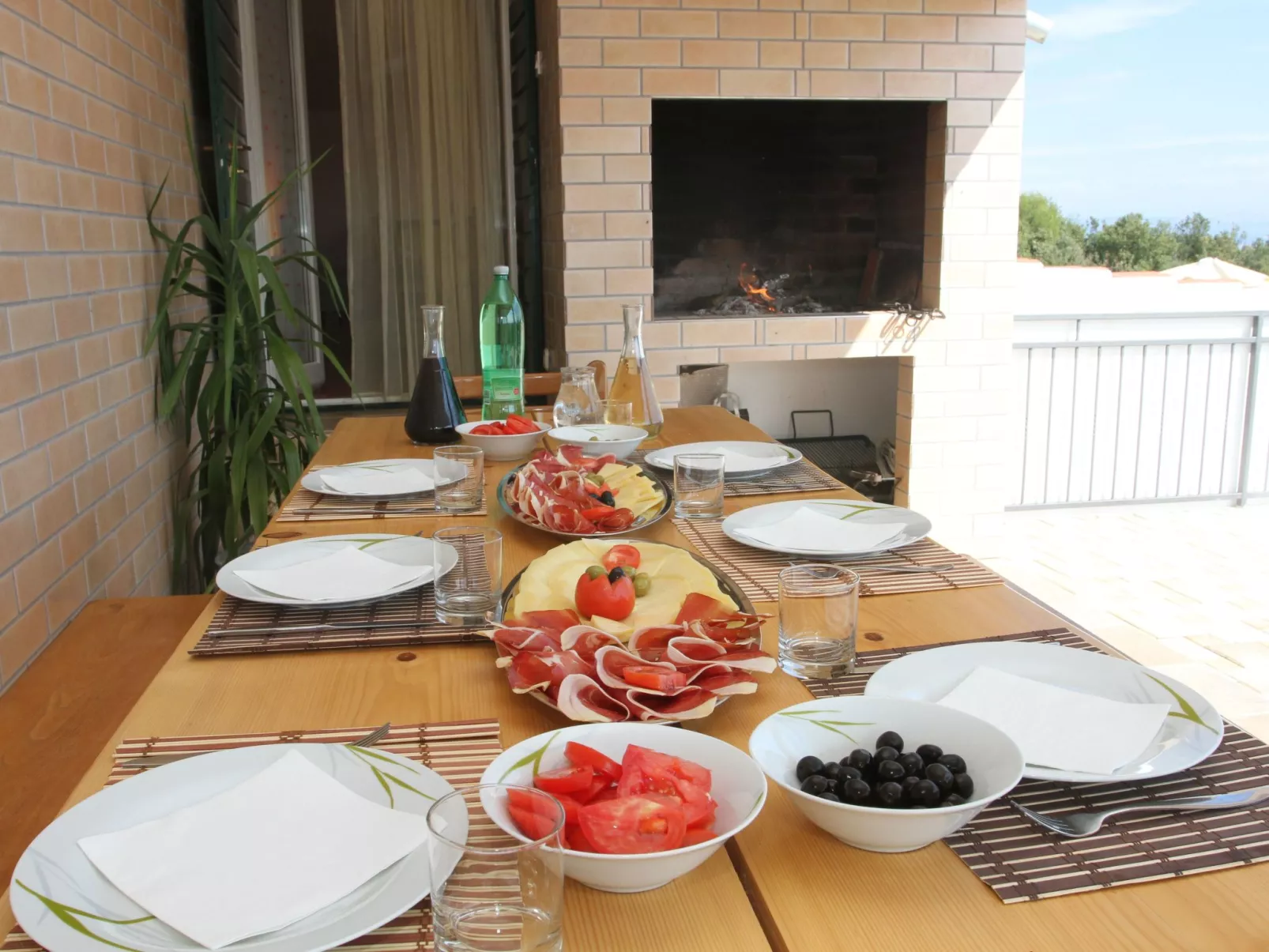 Geräumige Ferienvilla mit Pool und Meerblick-Buiten