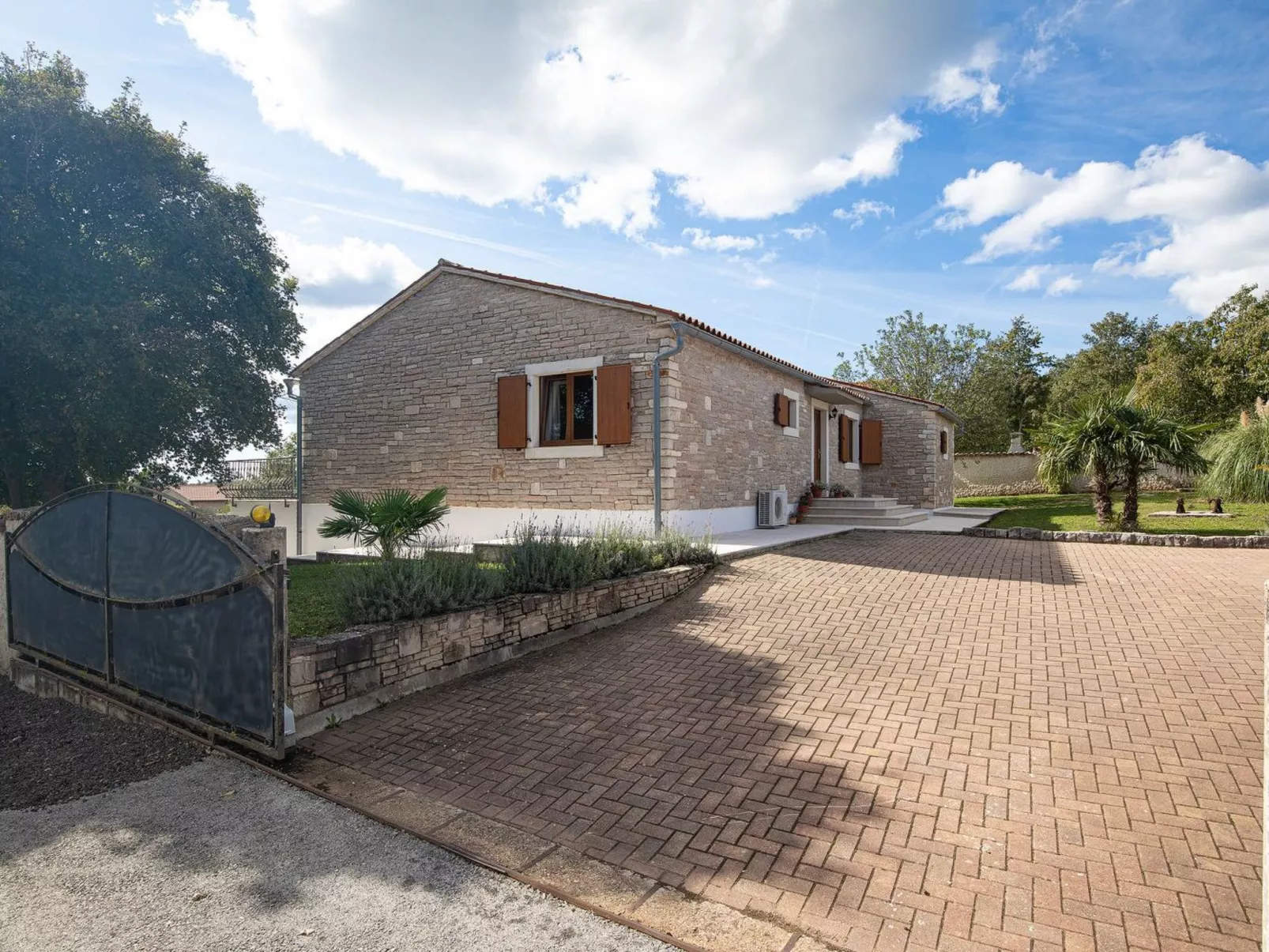 Haus in Bertoši mit privatem Pool-Buiten