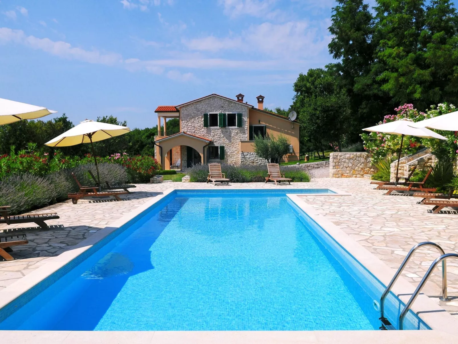 Villa Maggie mit Gemeinschaftspools-Buiten
