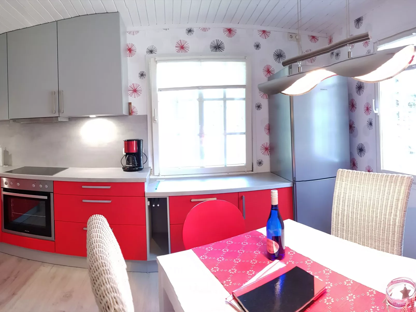 Idyllisches Reetdachhaus mit großem Garten-Binnen