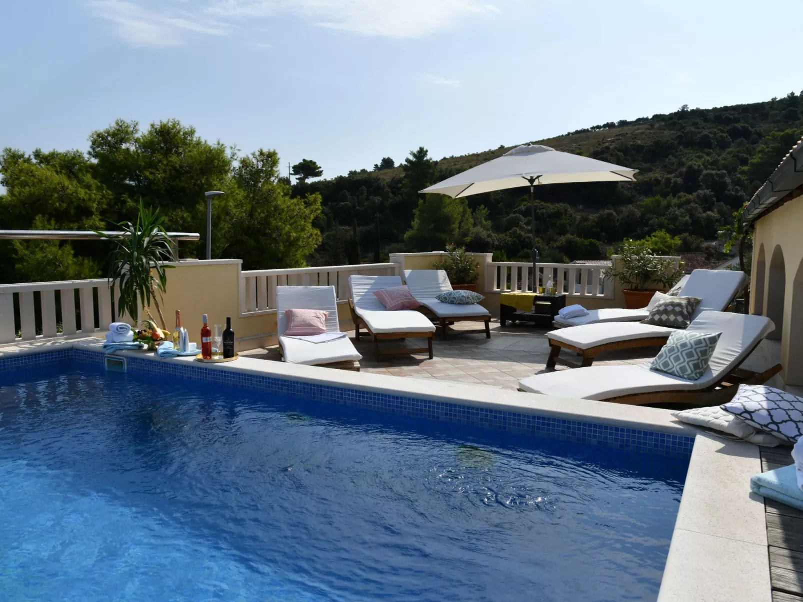 Ferienvilla in ruhiger Lage mit Pool-Buiten