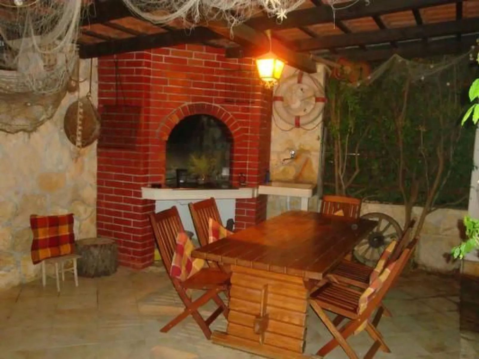 Mit Garten, Grill und Terrasse-Buiten