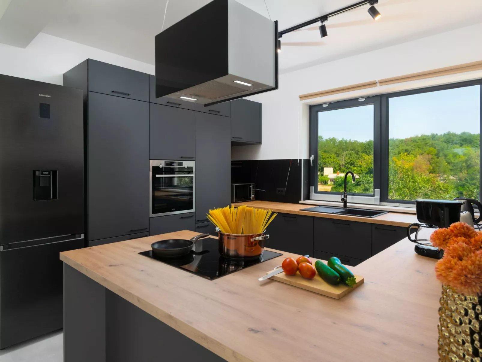 Modern 300m² Villa - King Beds and Leisure Zone-Image-tags.info