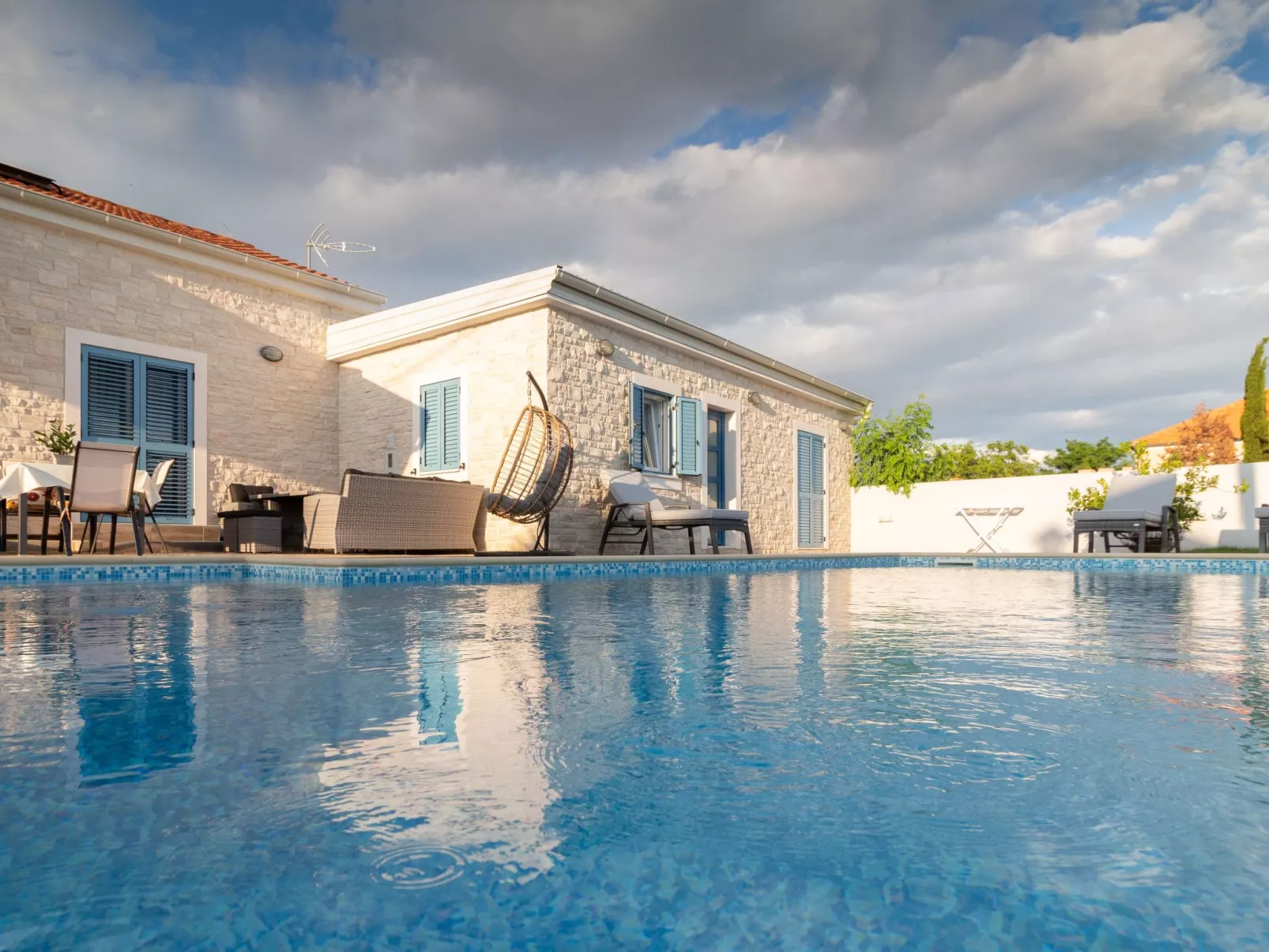 Villa mit Garten, Grill und Terrasse-Buiten