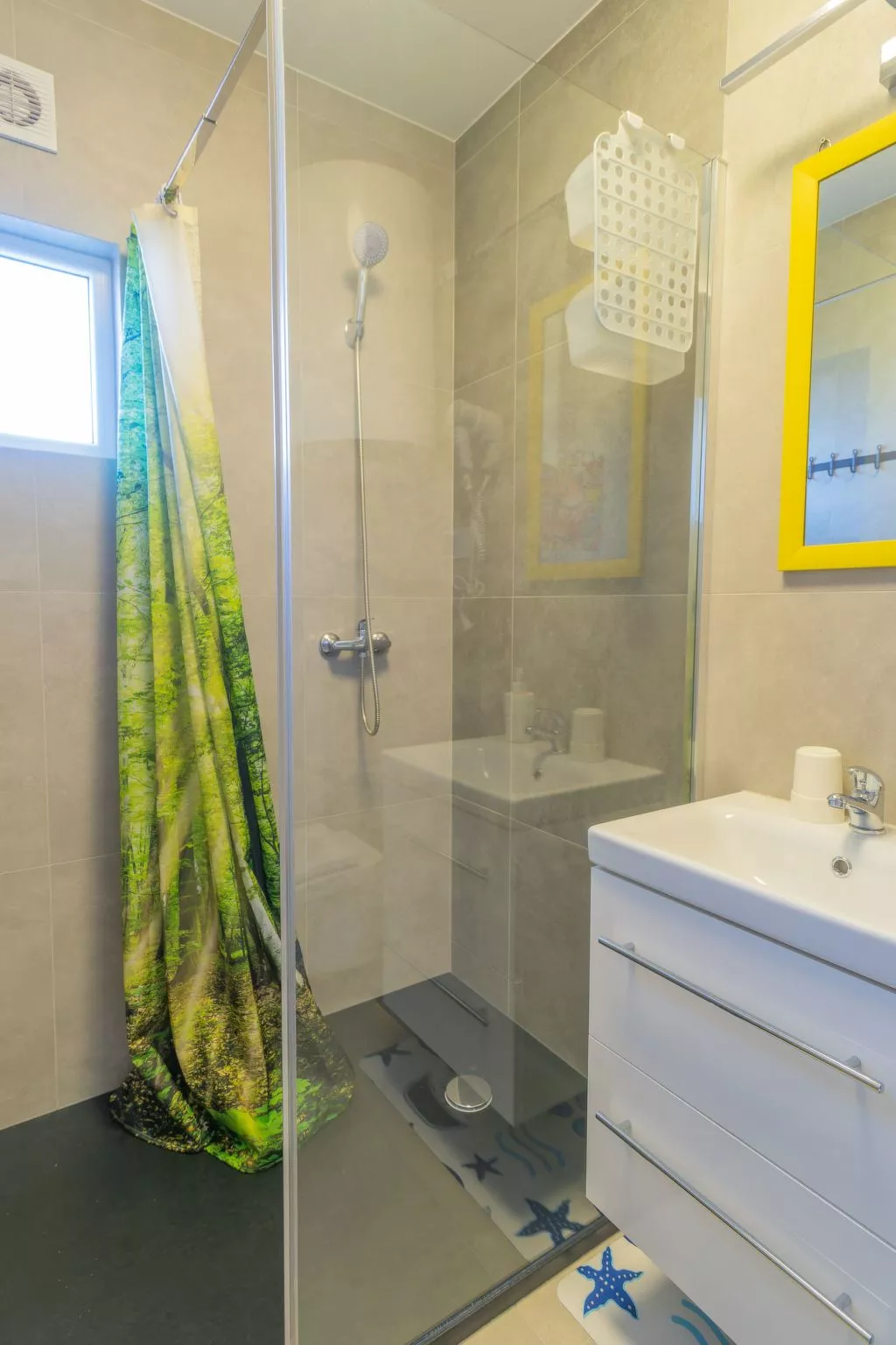 Trebor"-Häuser in einem eingezäunten Gebiet