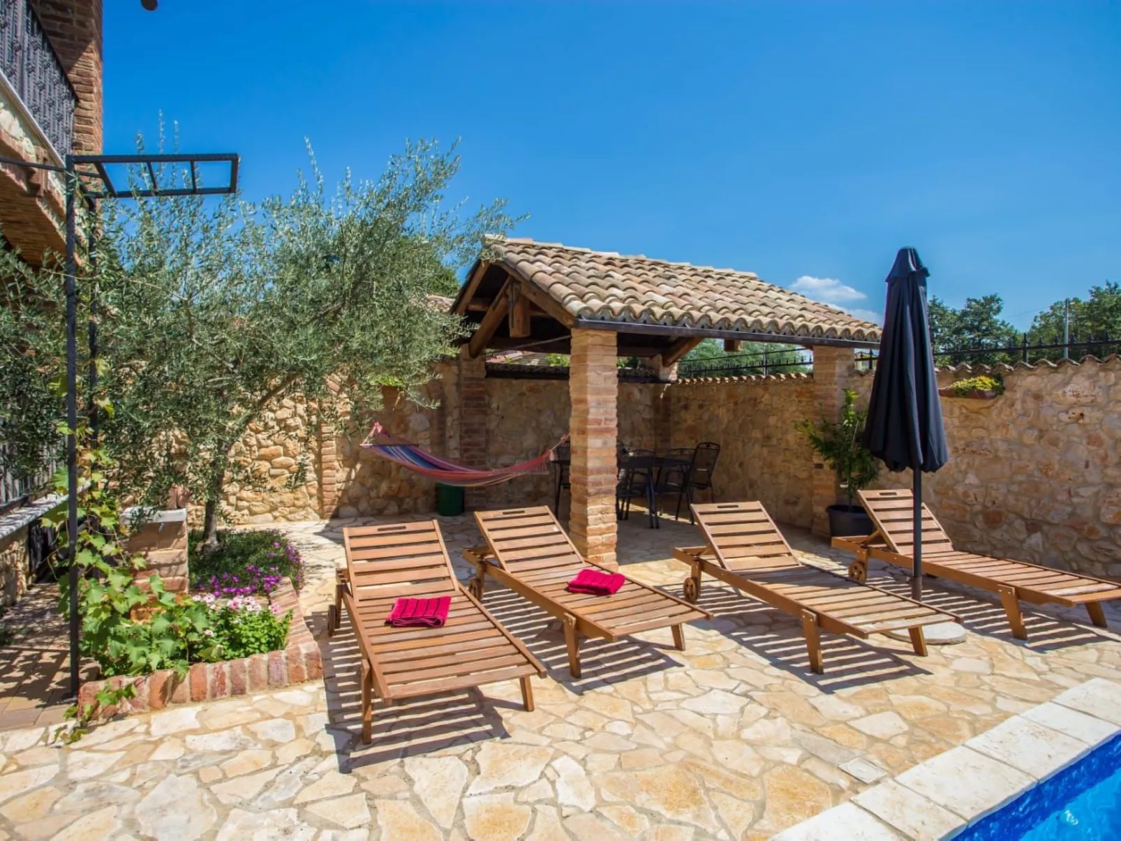 Andre Wohnung mit Pool-Buiten