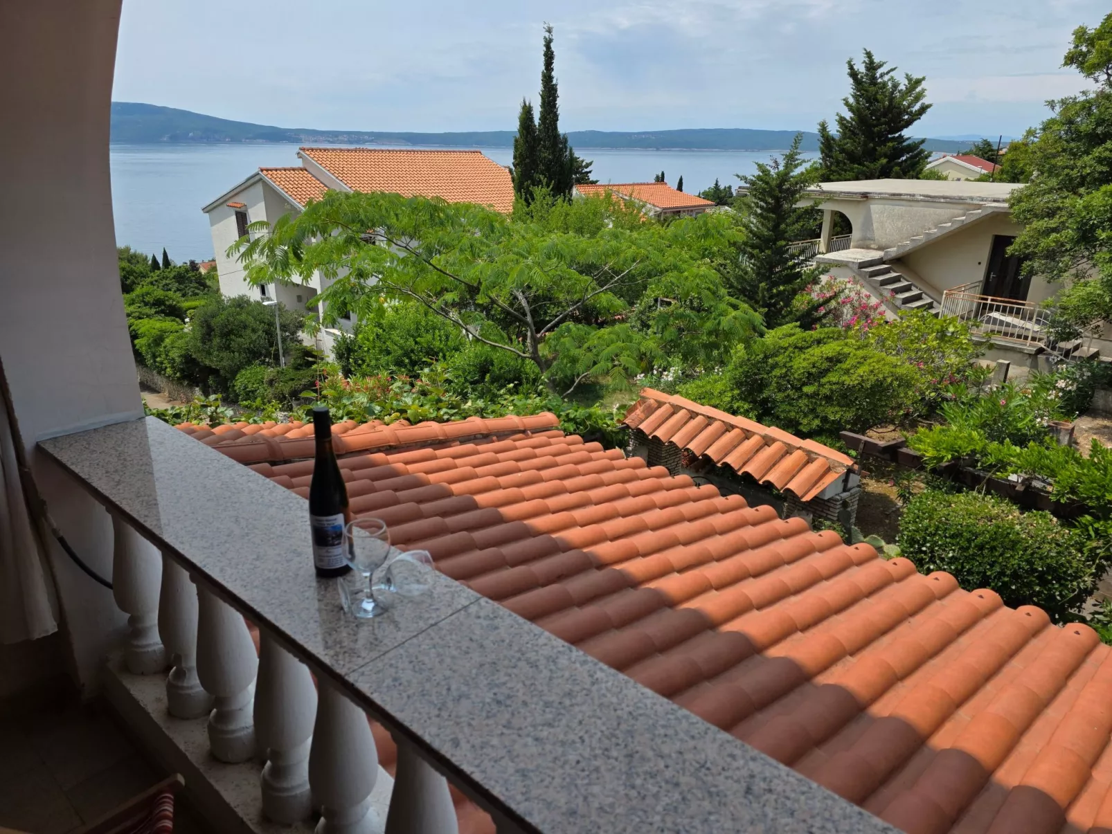 Appartement mit Balkon - gemeinsamer Pool und Terrasse-Buiten