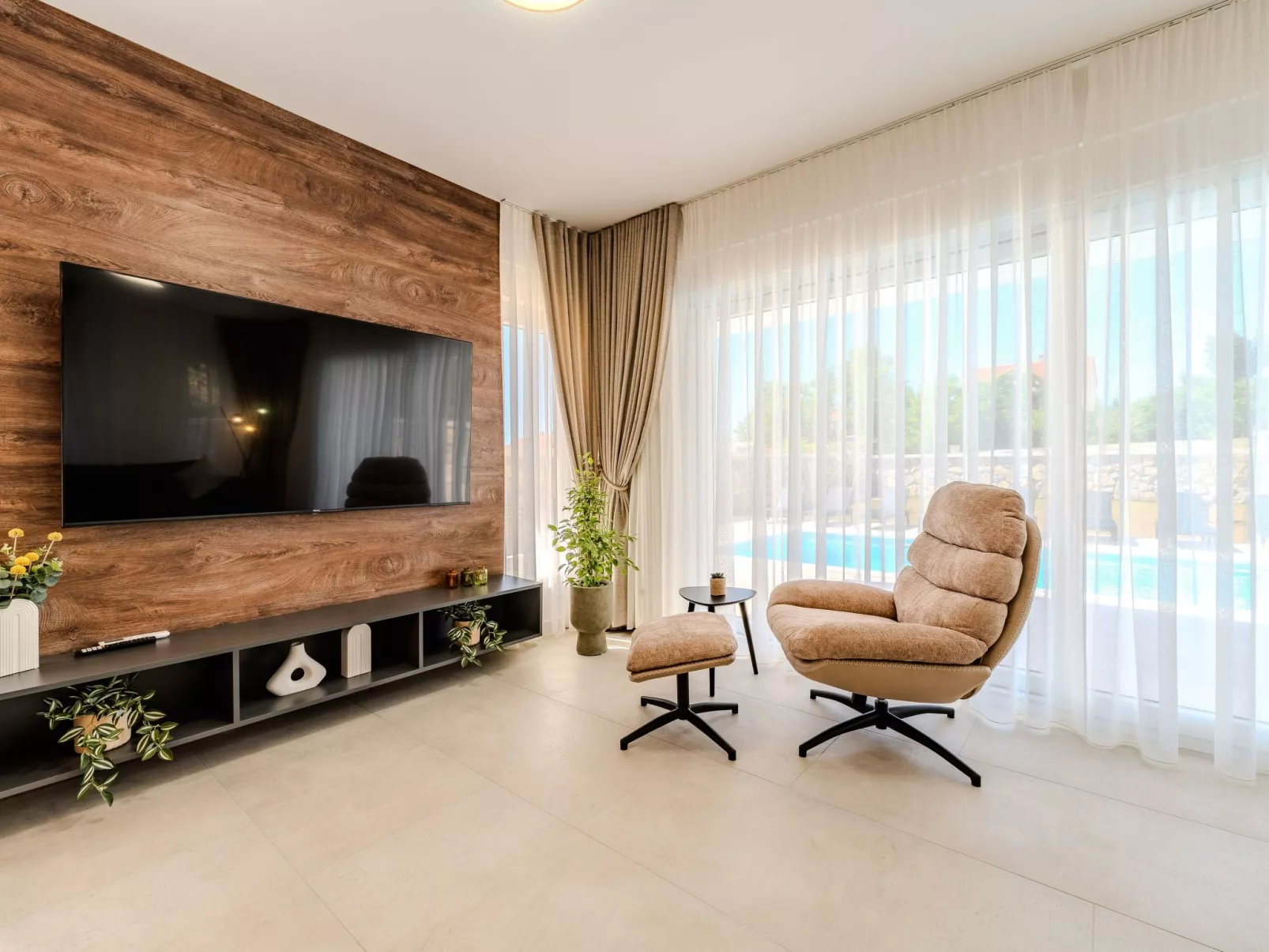 Neue Luxusvilla mit Pool - Agentur TA Leut-Buiten