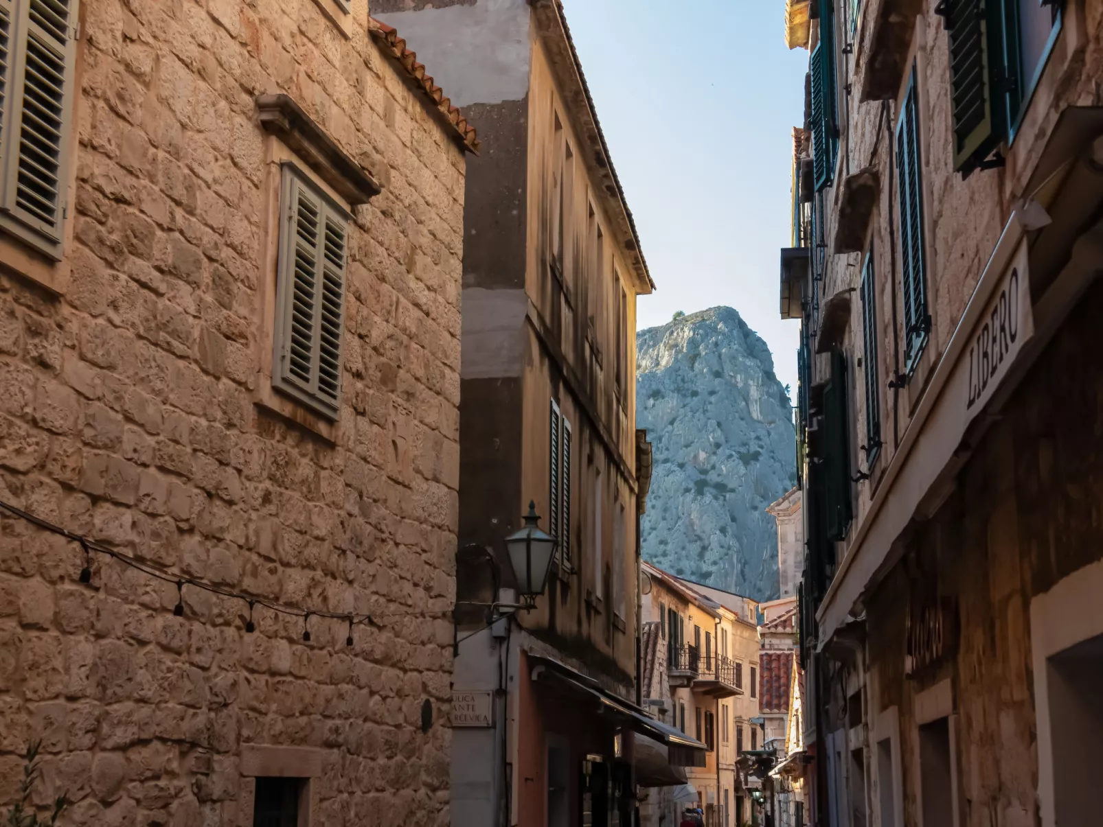 Große Ferienwohnung in Omiš mit Privatem Balkon-Omgeving