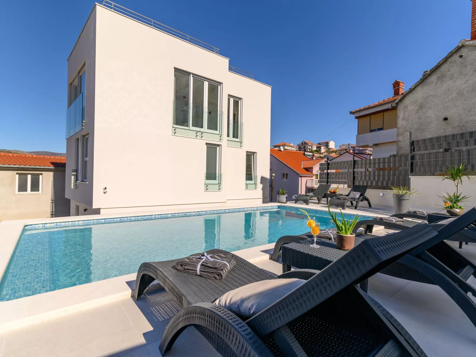 Luxuriöse Ferienvilla mit privatem Pool-Buiten