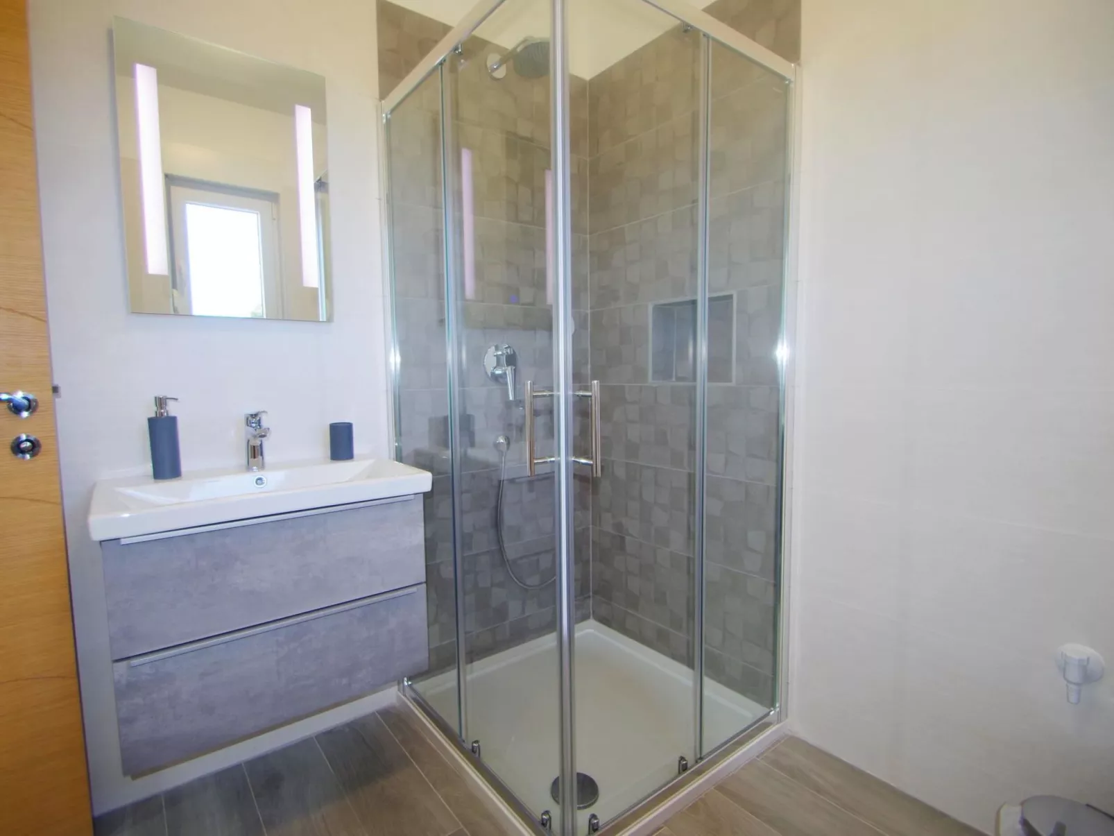 Mit privatem Pool, Dorf Šišan-Binnen