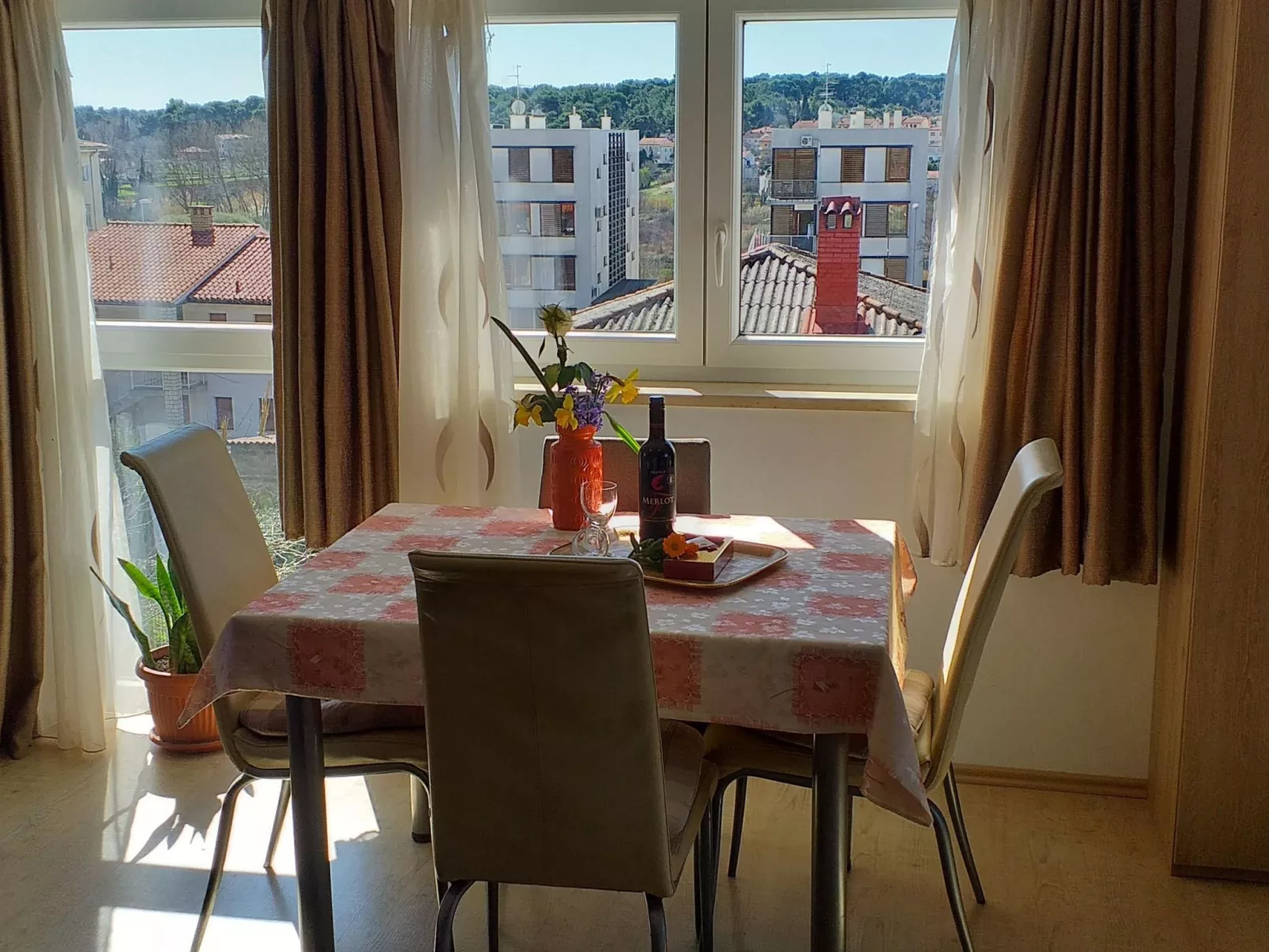 "Neue Wohnung" mit Privatparkplatz-Binnen