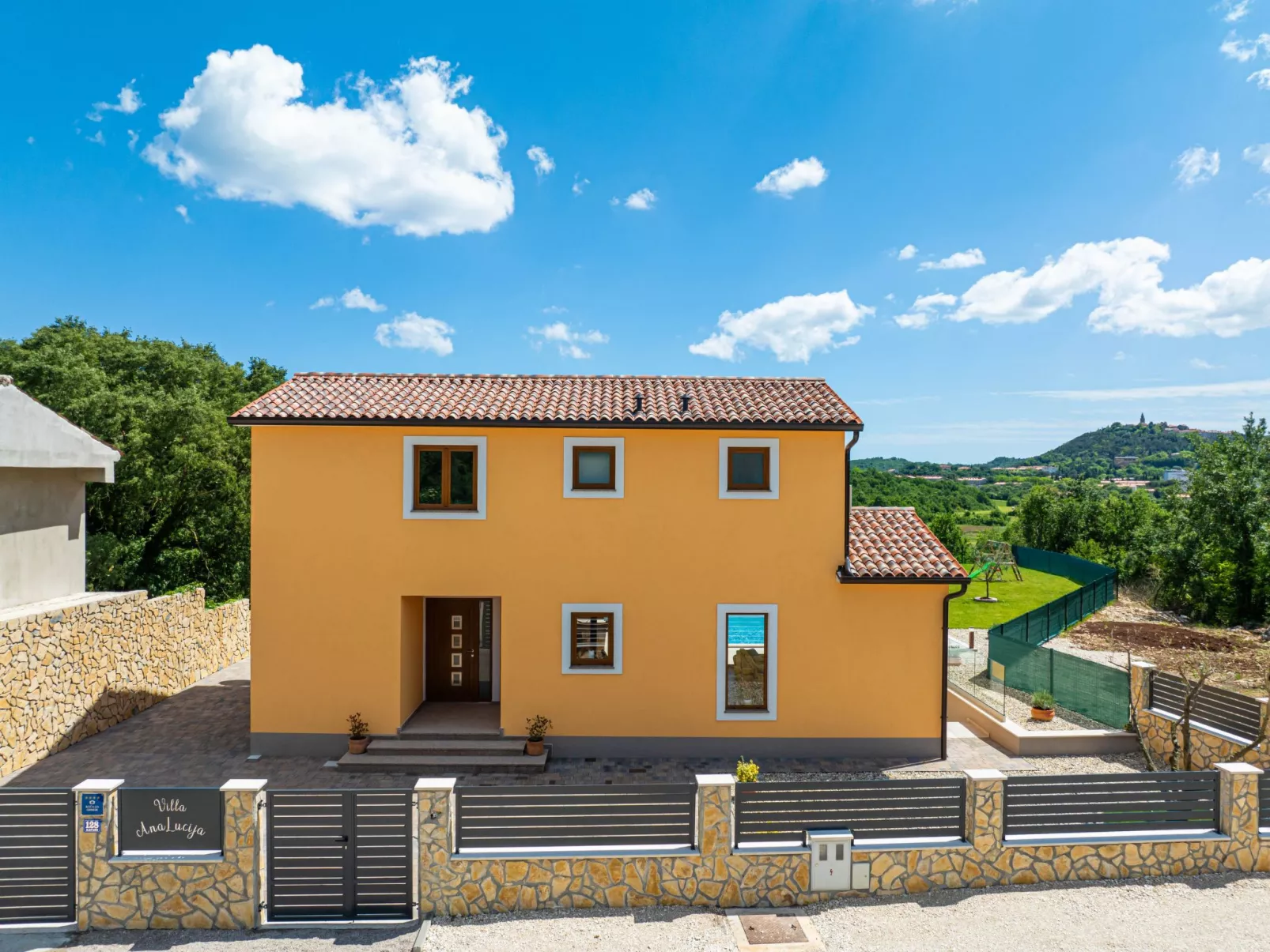 Luxuriöse Ferienvilla mit atemberaubender Aussicht-Buiten