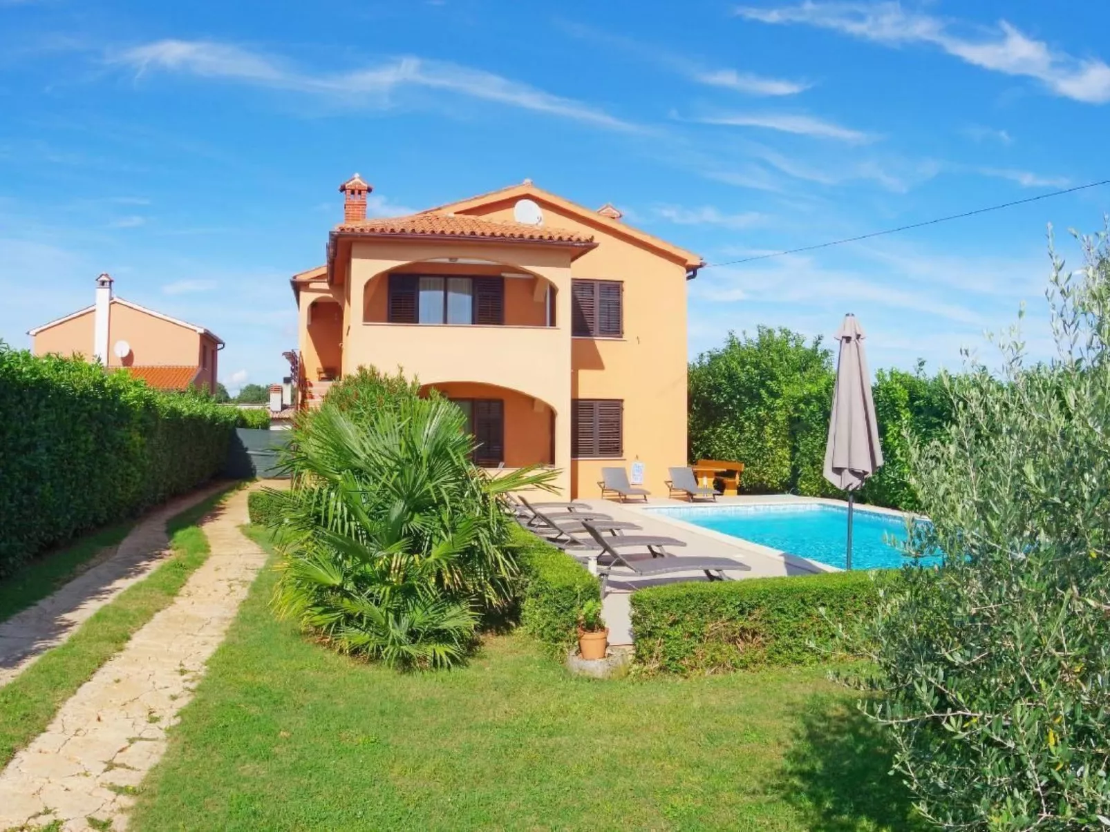 Mit privatem Pool und Garten-Buiten