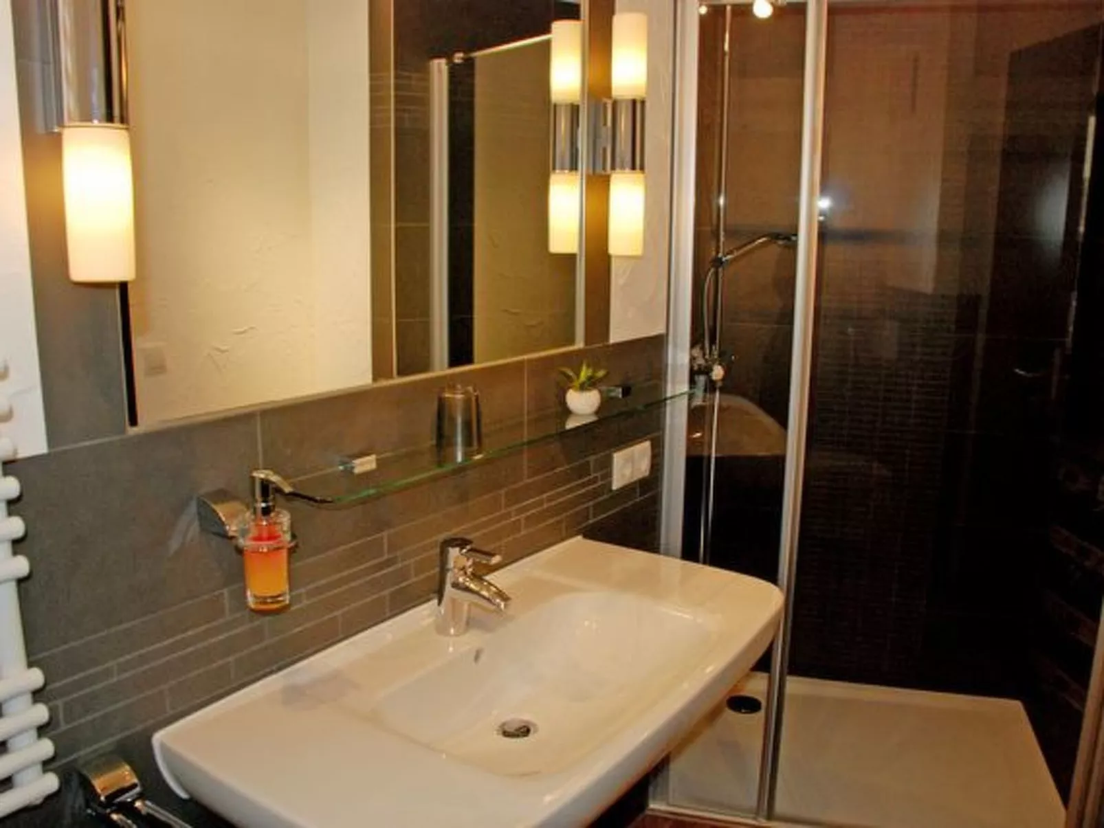 Ferienbungalow mit Terrasse und Seeblick in Sellin-Binnen