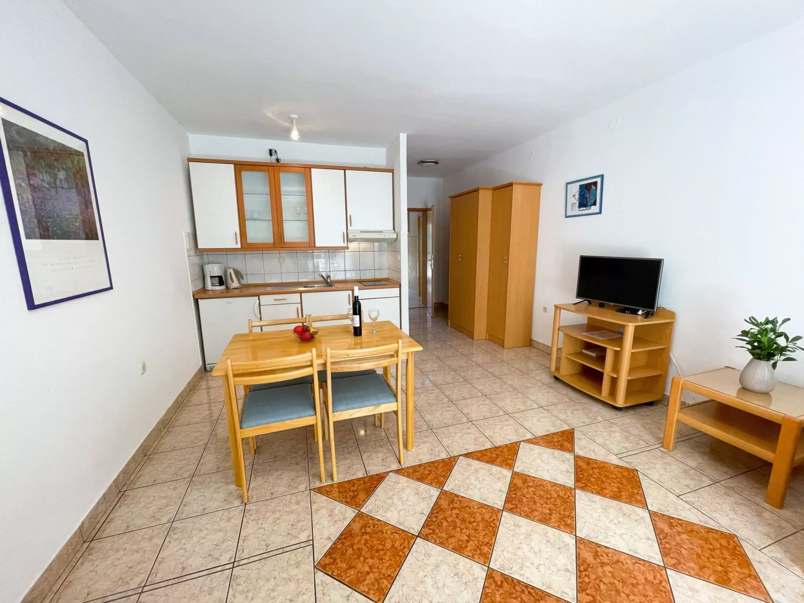 Wohnung in Jadranovo mit Terrasse, Garten und gemeinschaftlichem Pool - Binnen