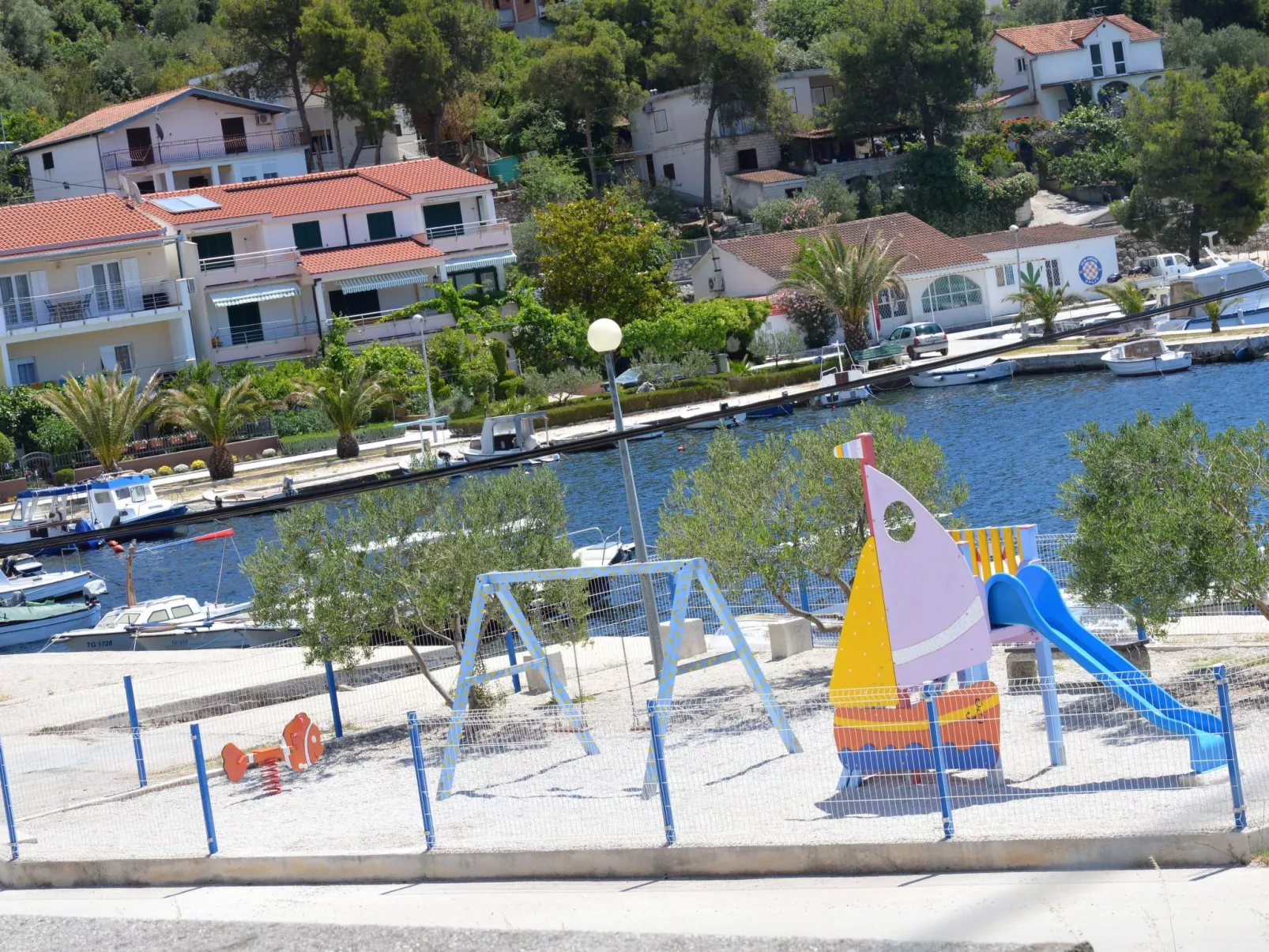 Schöne Wohnung in Poljica mit privatem Parkplatz-Buiten