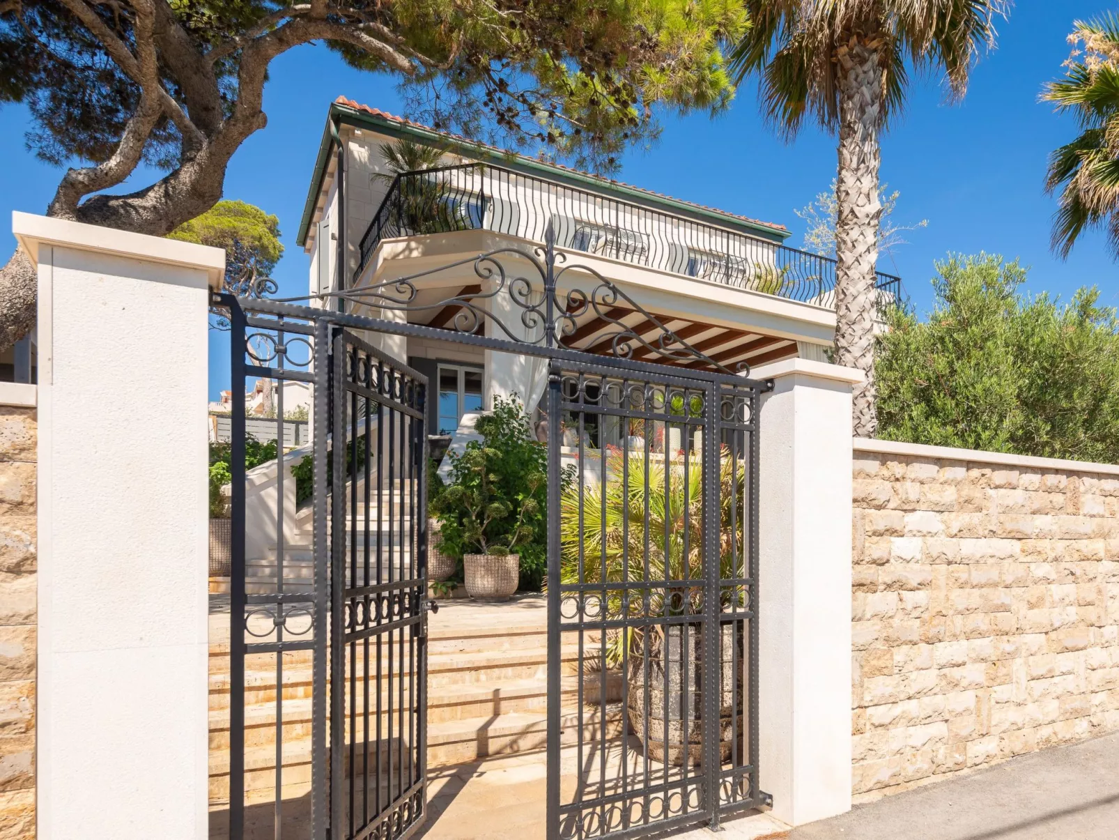 Villa L'orizzonte mit Außenküche in der Nähe von Trogir-Buiten