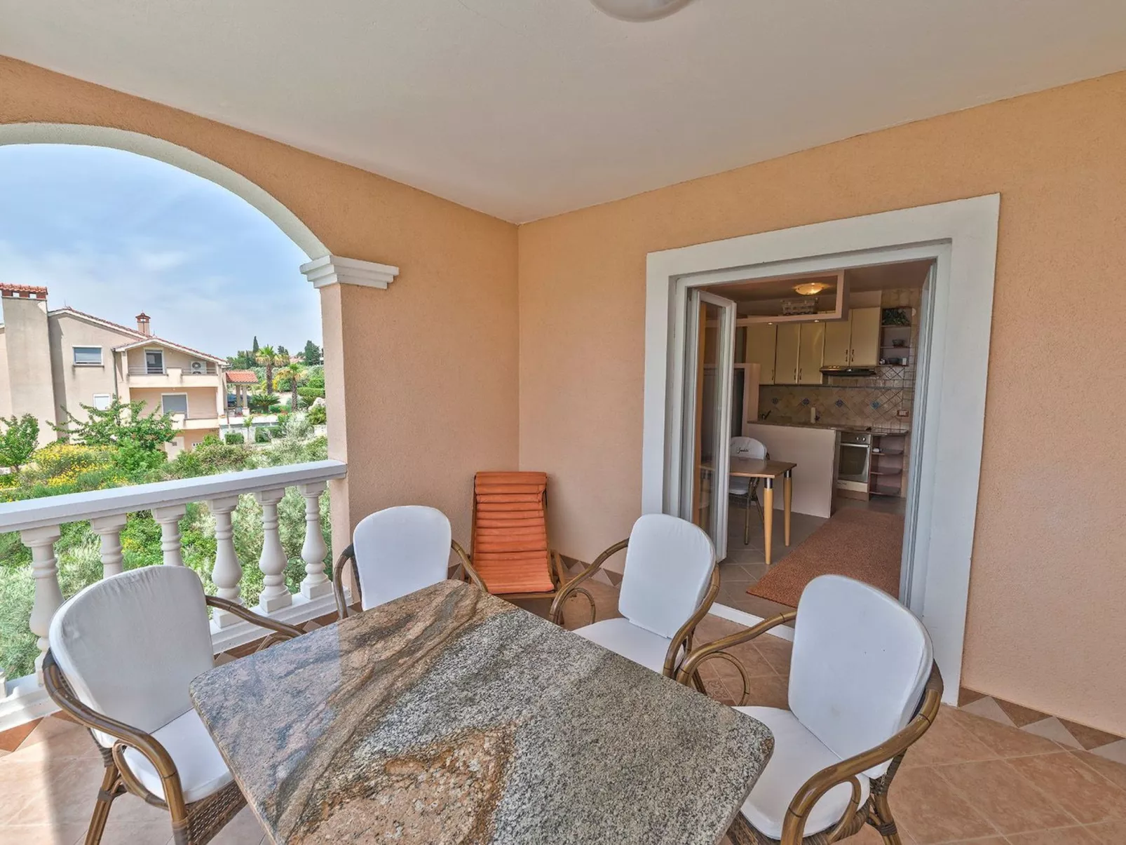 "Dantin" mit Blick auf das Wasser-Image-tags.info