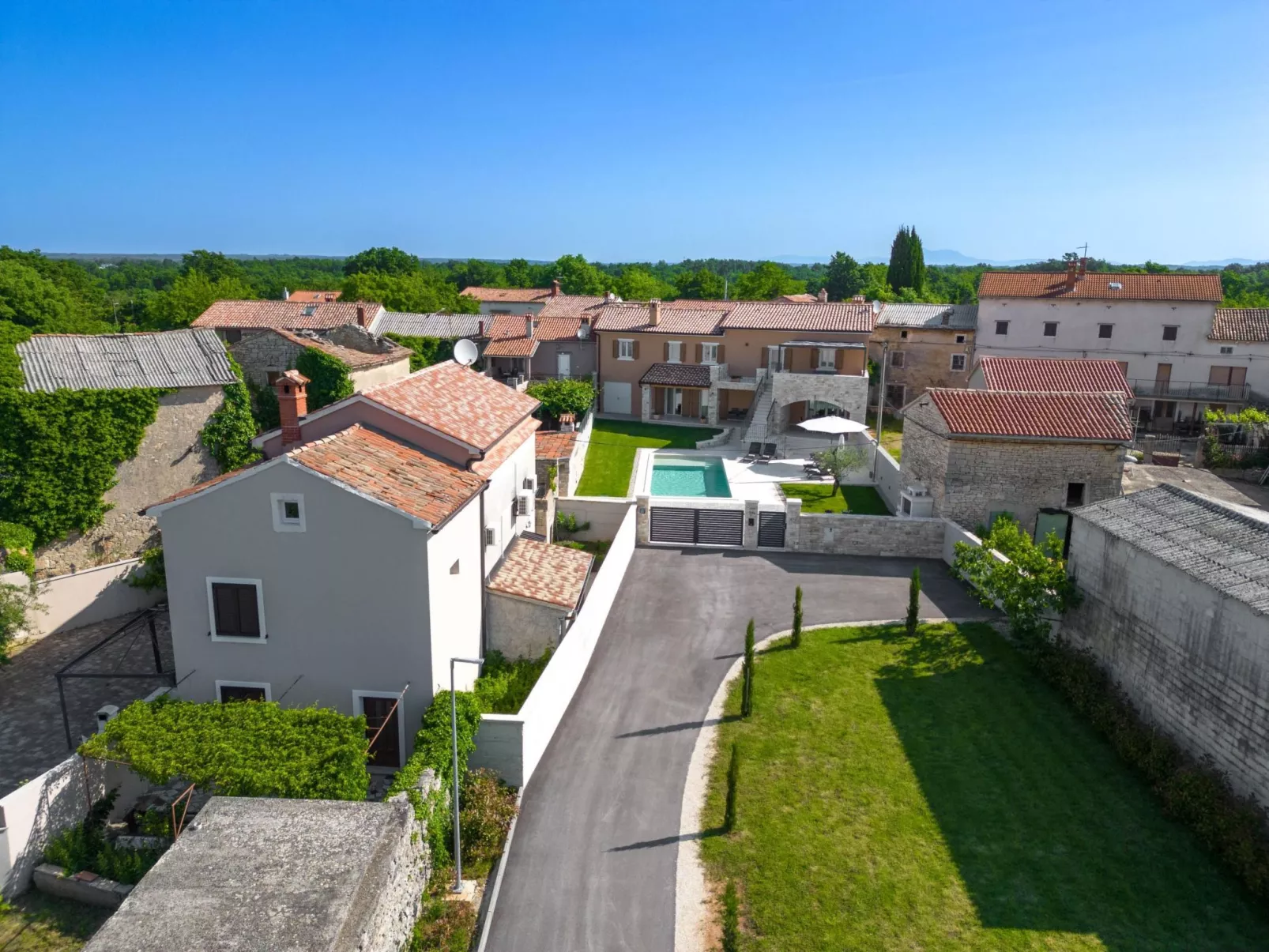 Villa Grande, klimatisiert und mit Pool in Jursici-Buiten