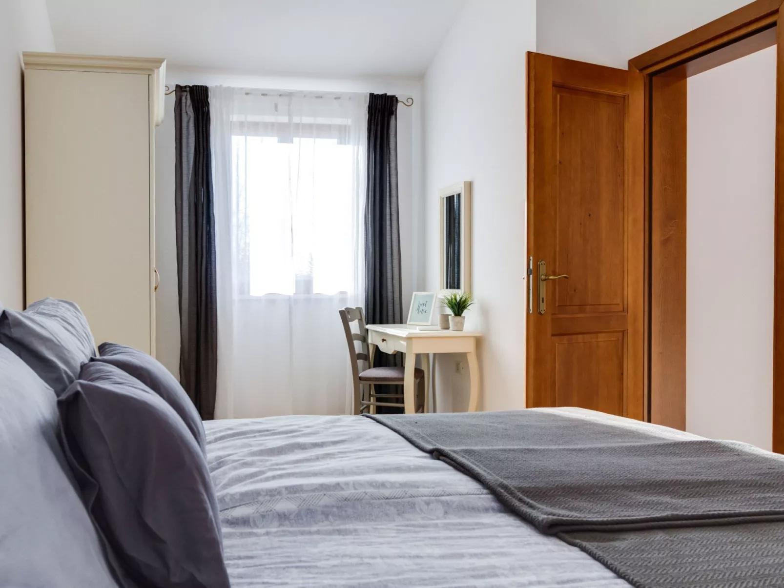 "Villa Nima" mit privatem Pool-Binnen