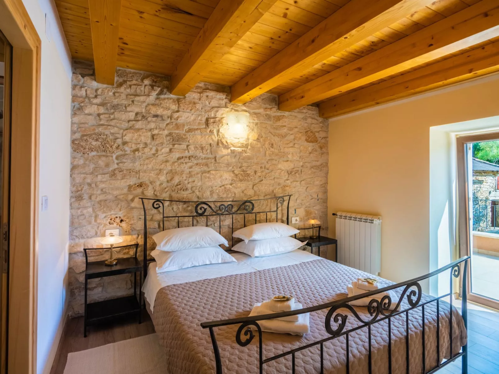 Luxuriöse Villa auf großem Privatgrundstück-Binnen