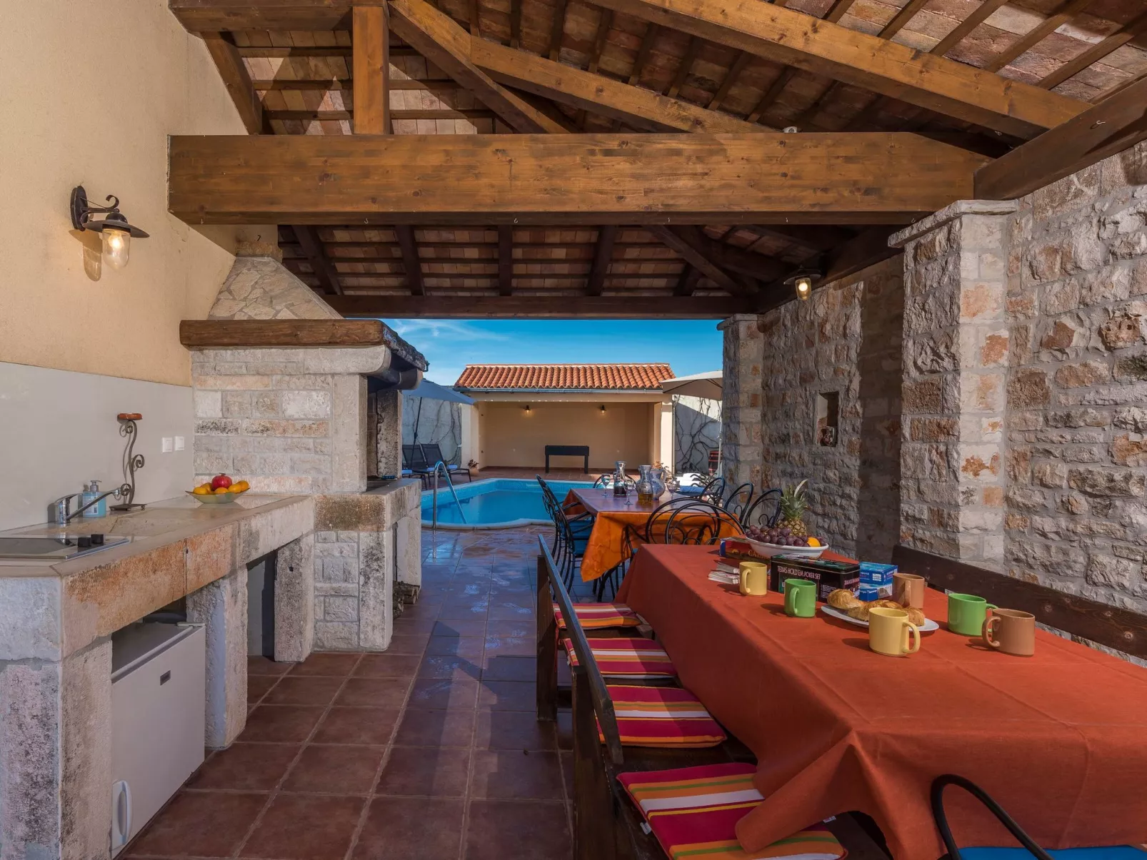 Gemütliches Ferienhaus in Peresiji mit Grill und Terrasse-Buiten