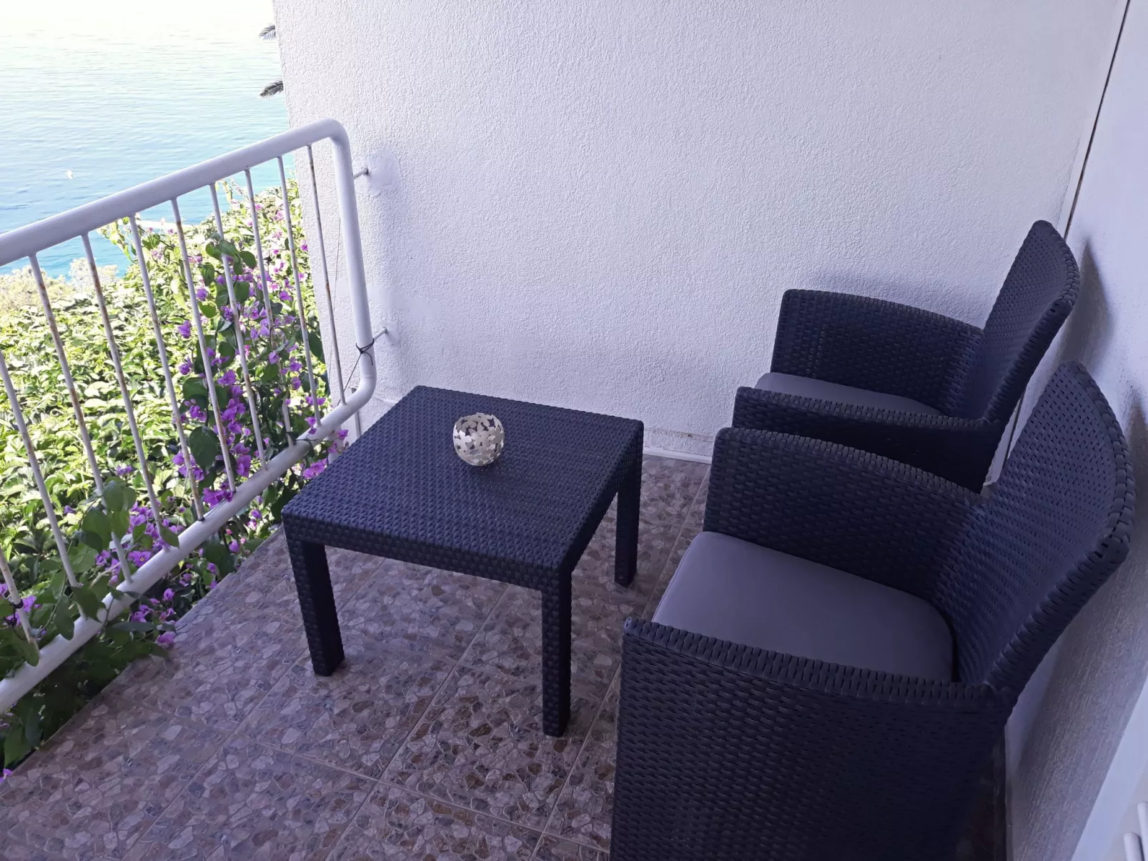 Haus am Wasser mit Blick aufs Wasser-Image-tags.info