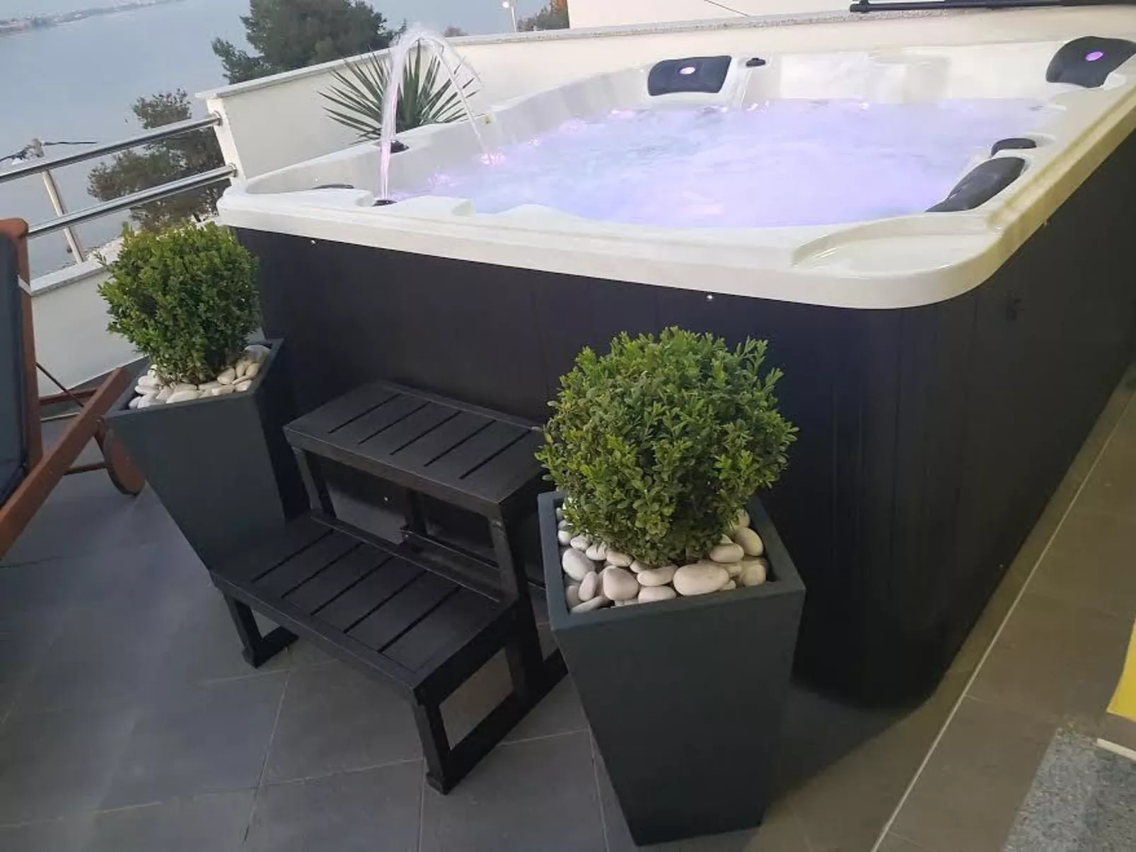 "MaLea" mit Blick auf das Wasser