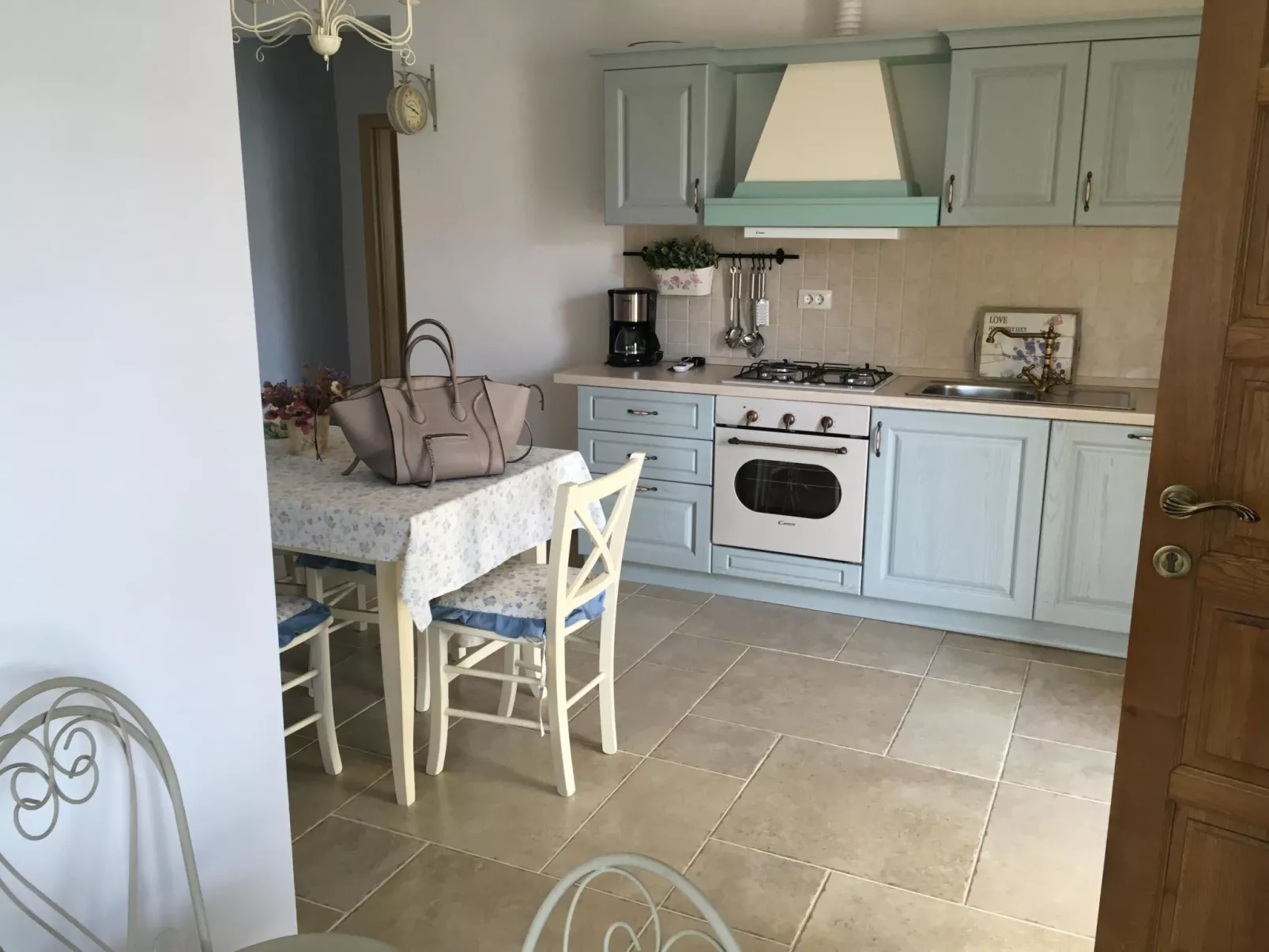 Gemütliche Wohnung in Stoja mit Möbliertem Balkon-Binnen