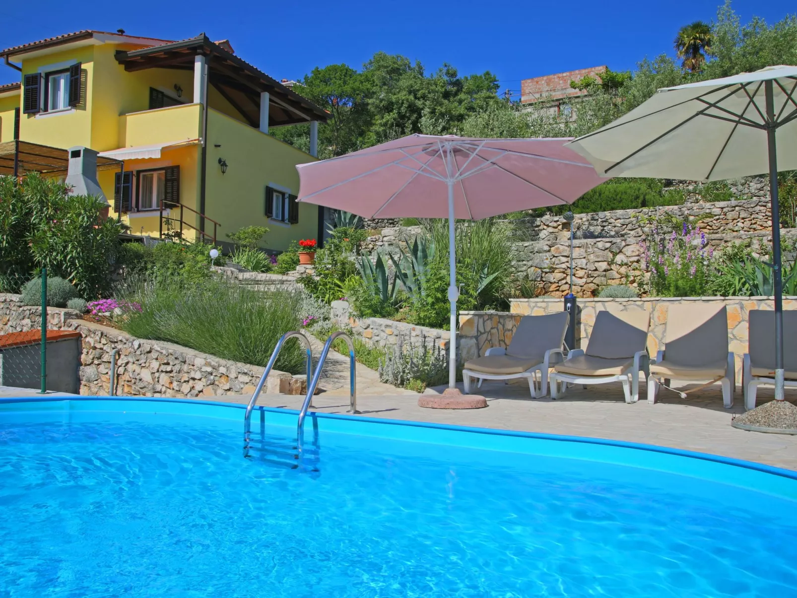 Mit eigenem Pool und schönem Meerblick