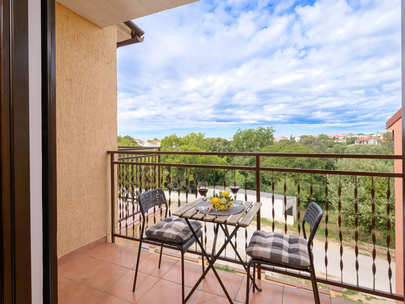 Stilvoll eingerichtete Ferienwohnung 4-Buiten