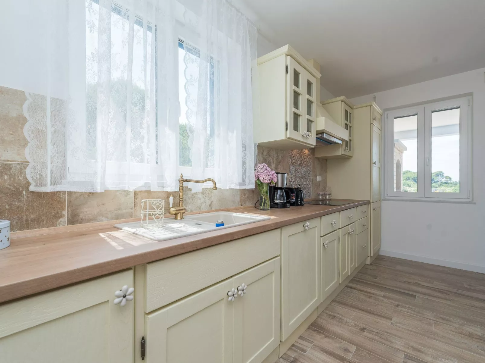 "Ivana" mit Blick auf das Wasser-Binnen