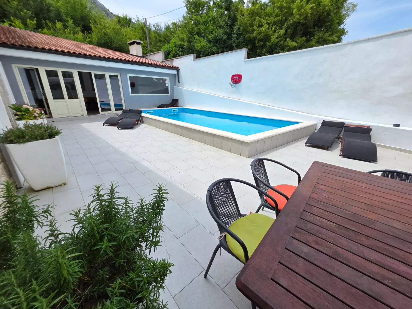 Steinhaus mit privatem Außenpool-Binnen