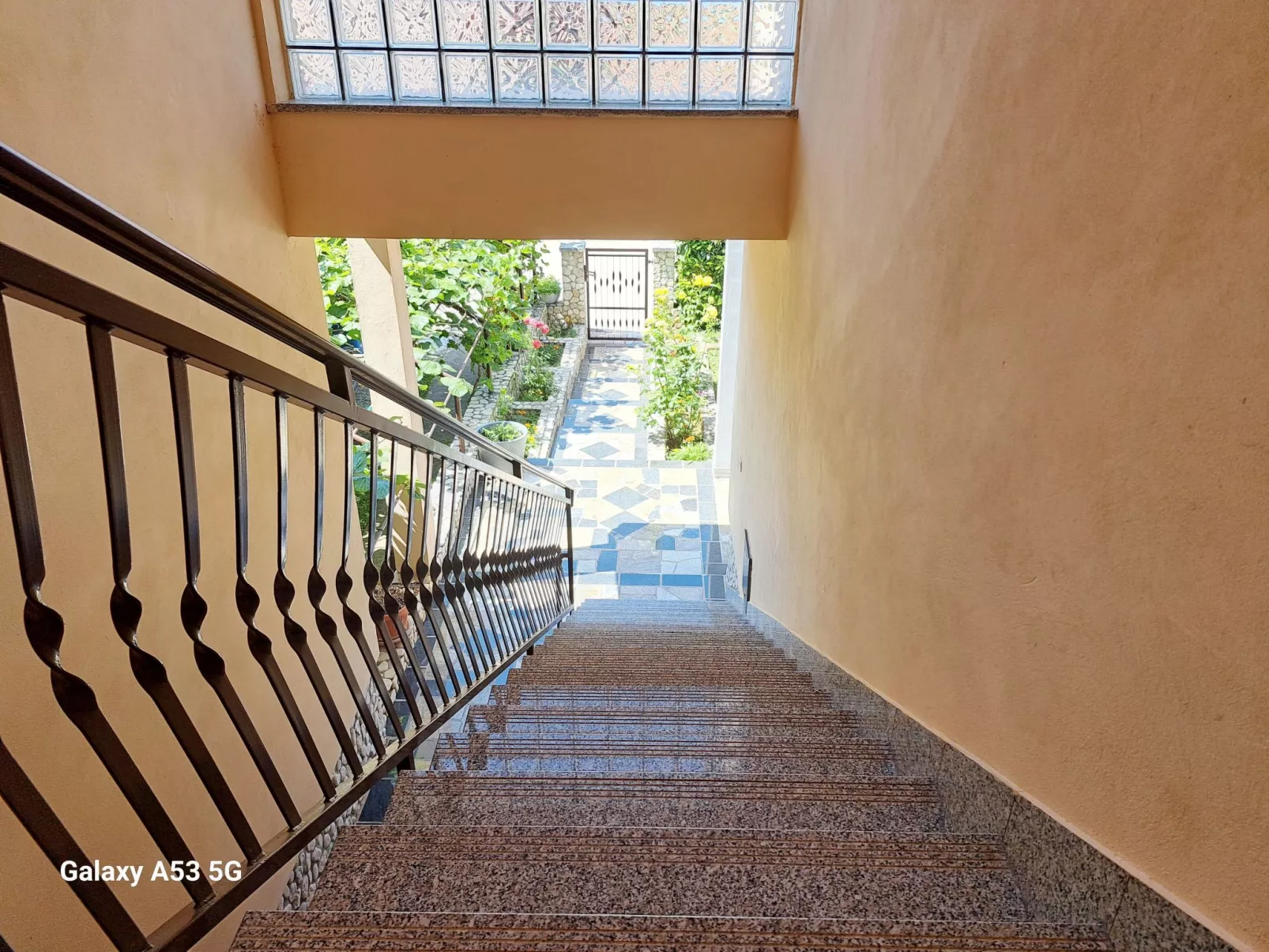 "Blue", Valbandon-Buiten