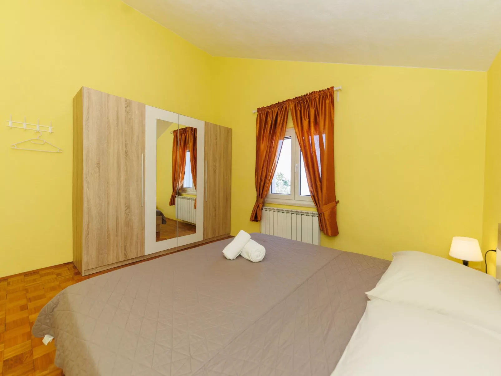 "Zara" mit Blick auf das Wasser-Binnen