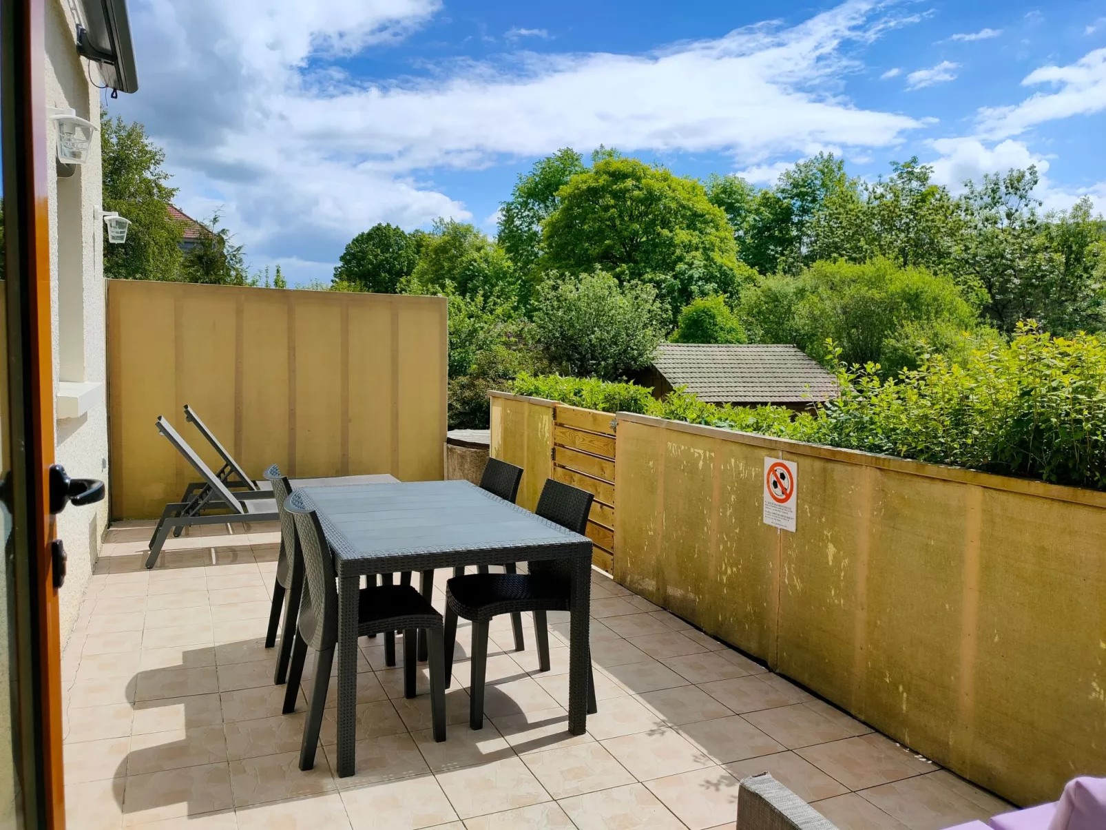 Gite Iris Montagnes du Jura mit Spa Sauna Fluss-Buiten