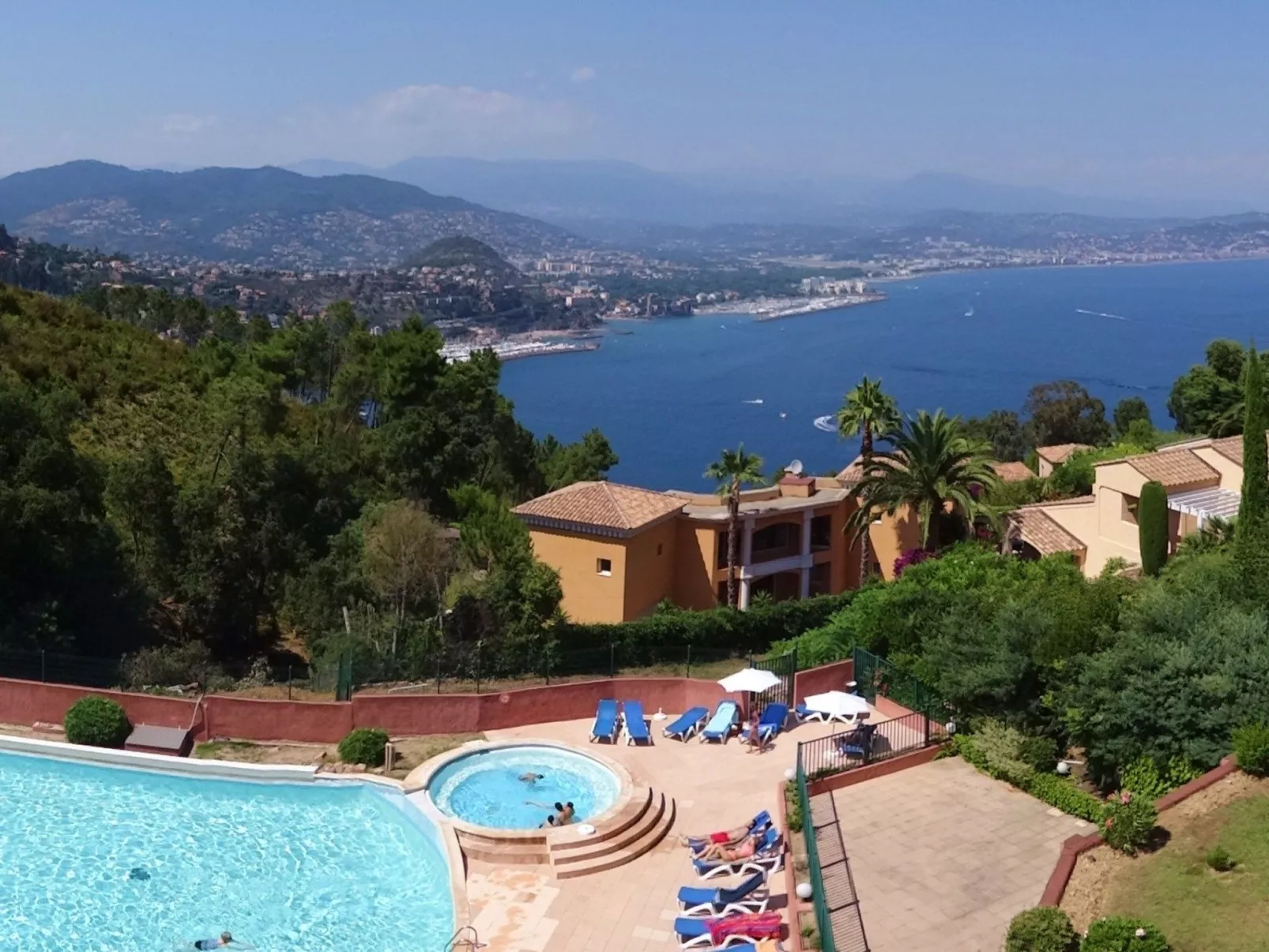 Wohnung panoramischer Meerblick, Schwimmbad, Parkplatz - Buiten