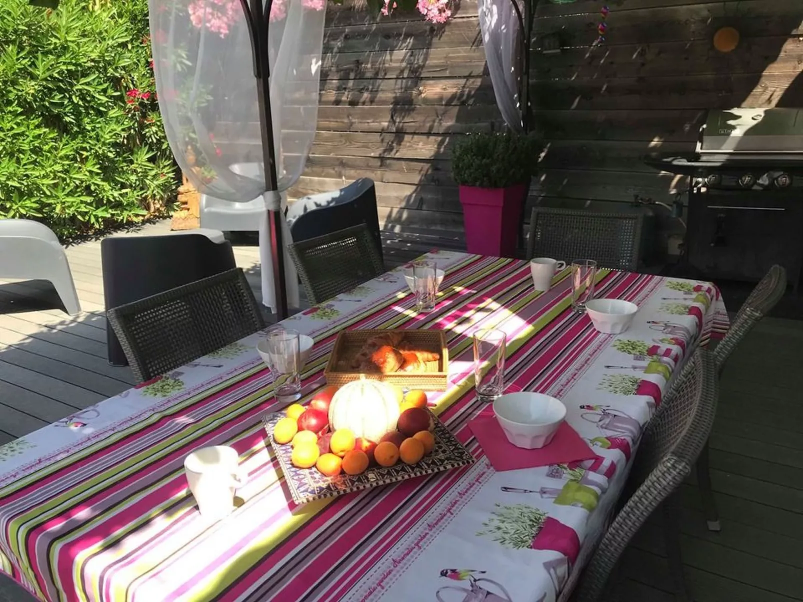 Mit eigenem Pool-Buiten