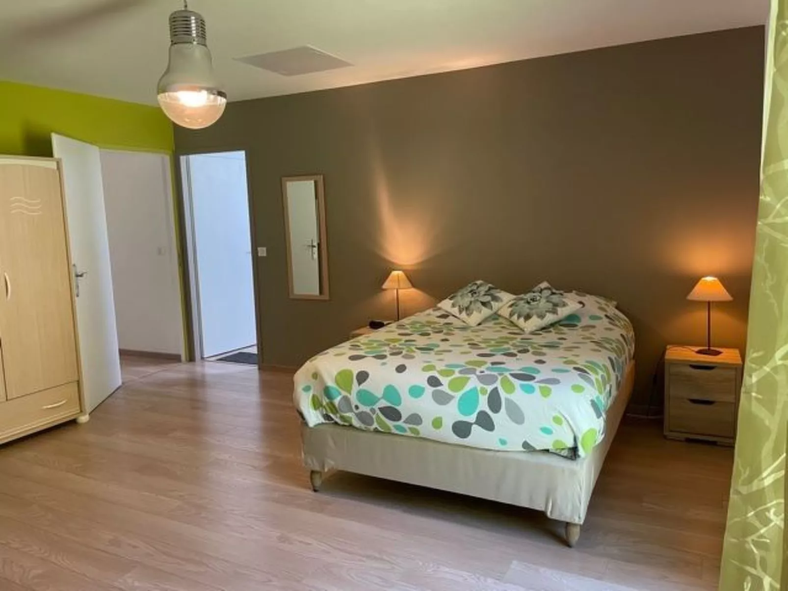 In Aiguebelette-Le-Lac mit Garten, Terrasse und Grill-Binnen