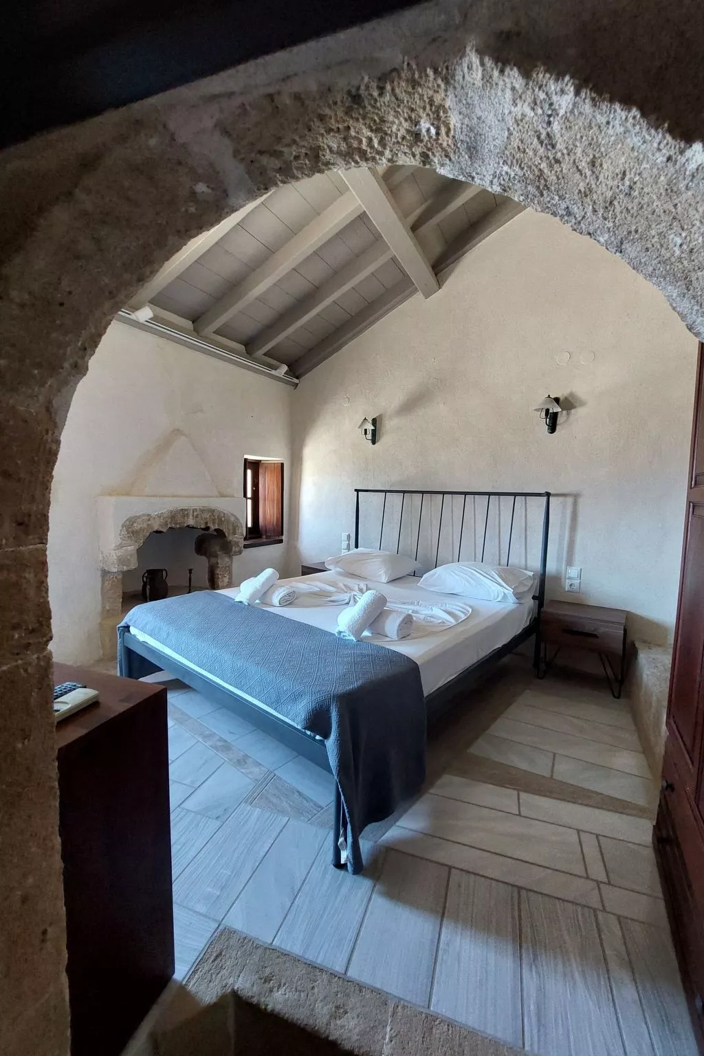 "Goulas" mit Blick auf das Wasser