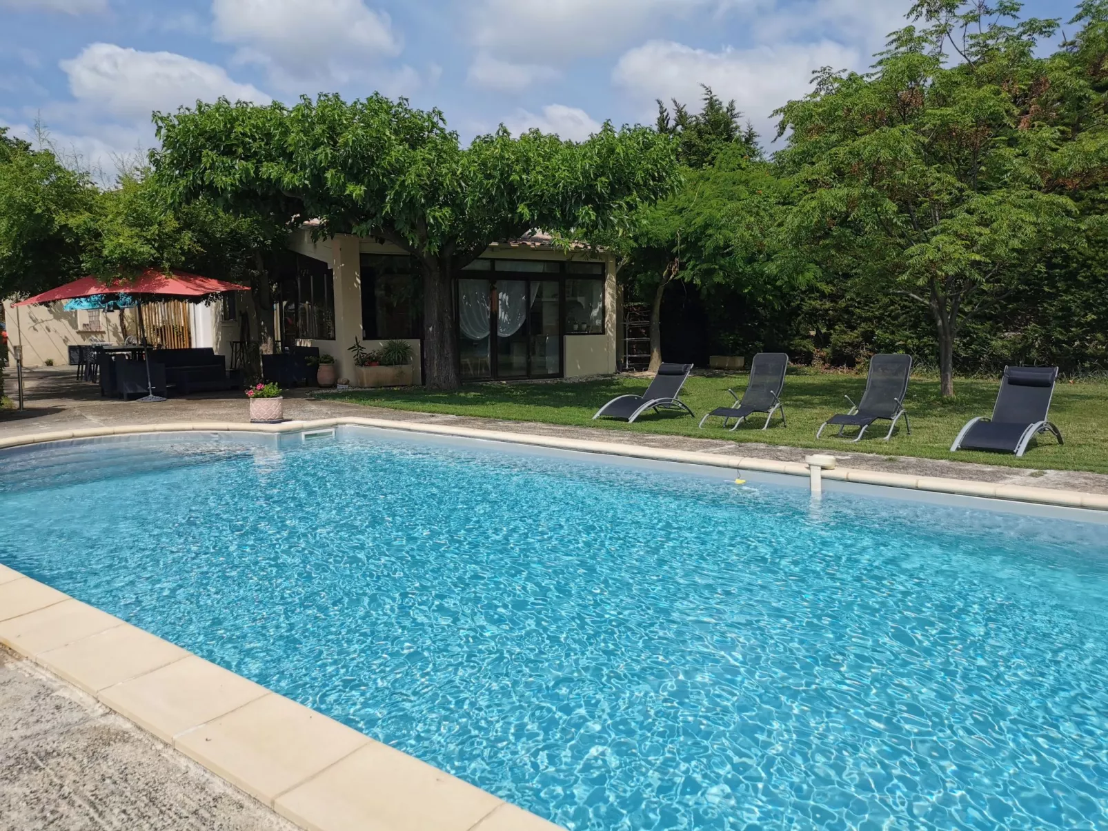 Auf dem Land mit Pool