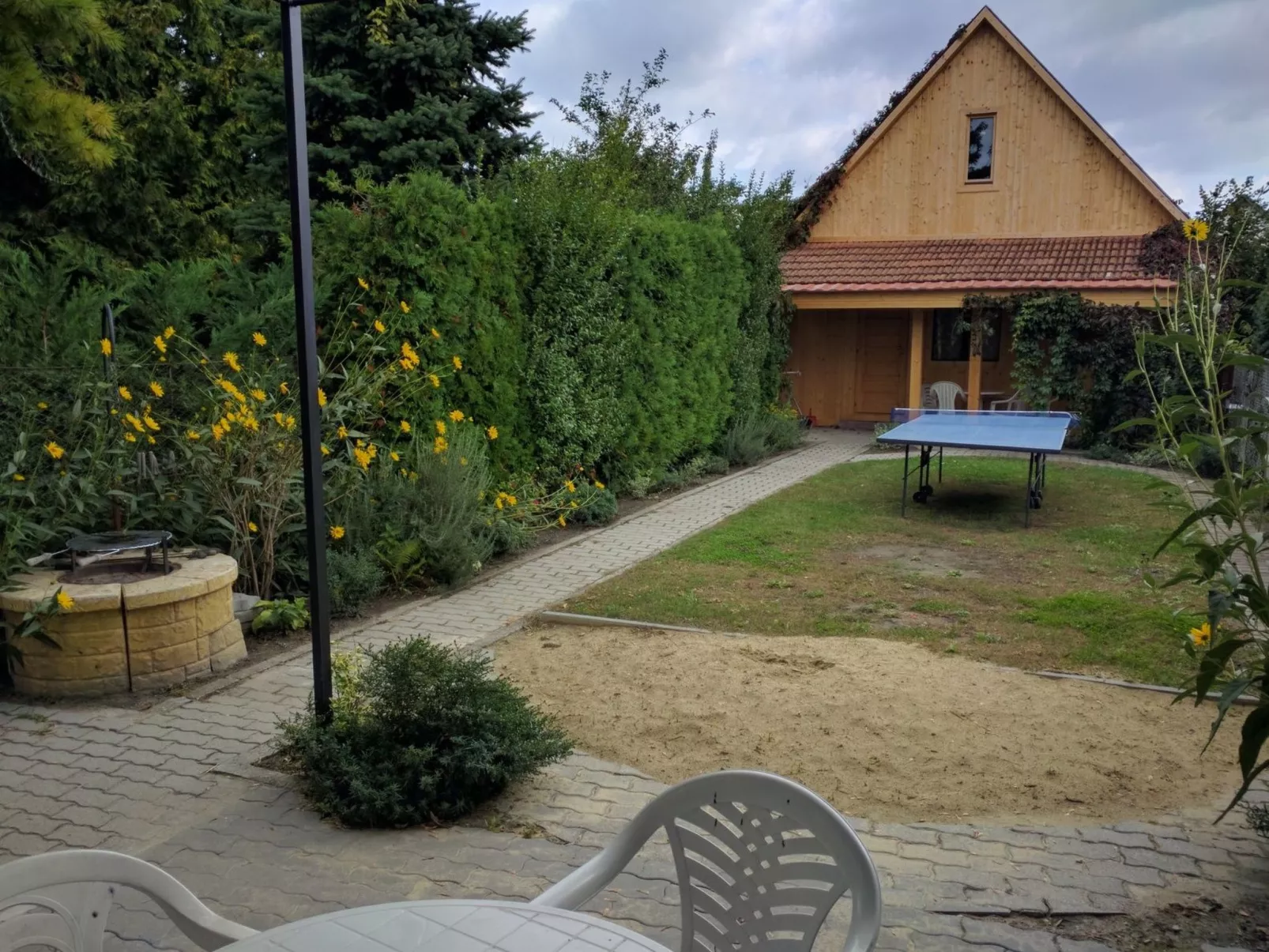 Doppelhaushälfte für sechs Personen mit Terrasse-Buiten