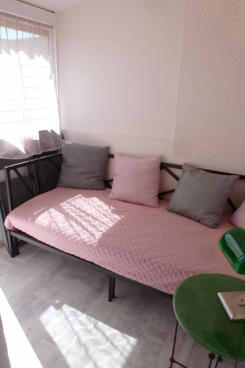 SAISONALE VERMIETUNG: DIE PERGOLA AM STRAND.-Binnen