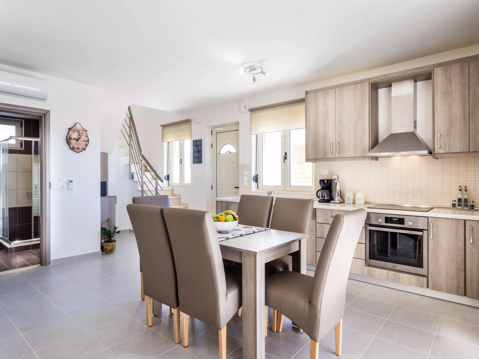 Elegante Villa an der Küste mit privatem Pool-Binnen