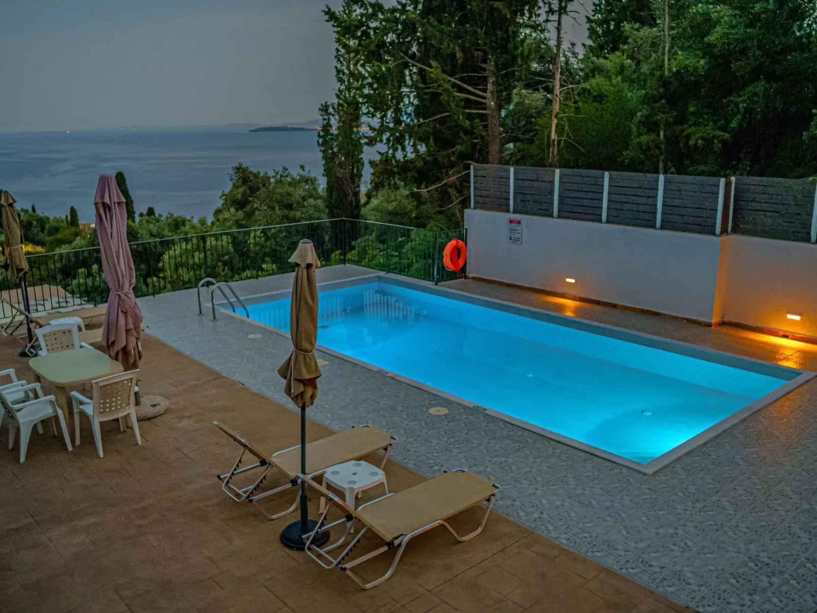 In Nisaki mit Pool-Buiten