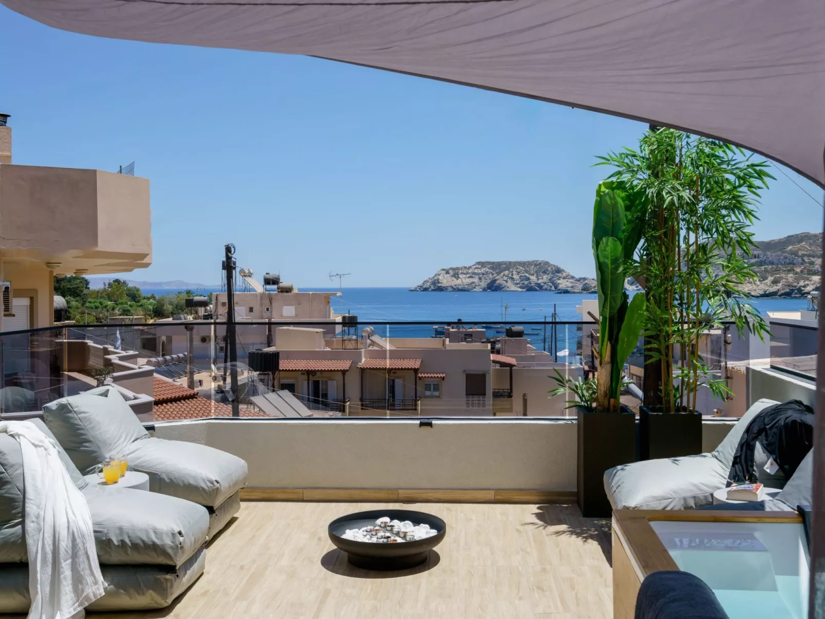 Neue Charavgi Suite mit Jacuzzi, 40m vom Strand entfernt